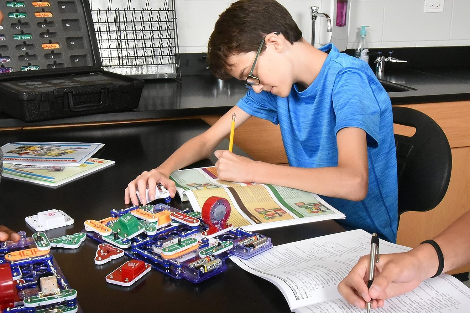 Snap Circuits Extreme SC-750 Electronics Exploration Kit - 750+ STEM Projects with Full Color Manual, 80+ Parts for Kids Ages 8+ | Learn Circuits, Science & Engineering for School & Home Experiments