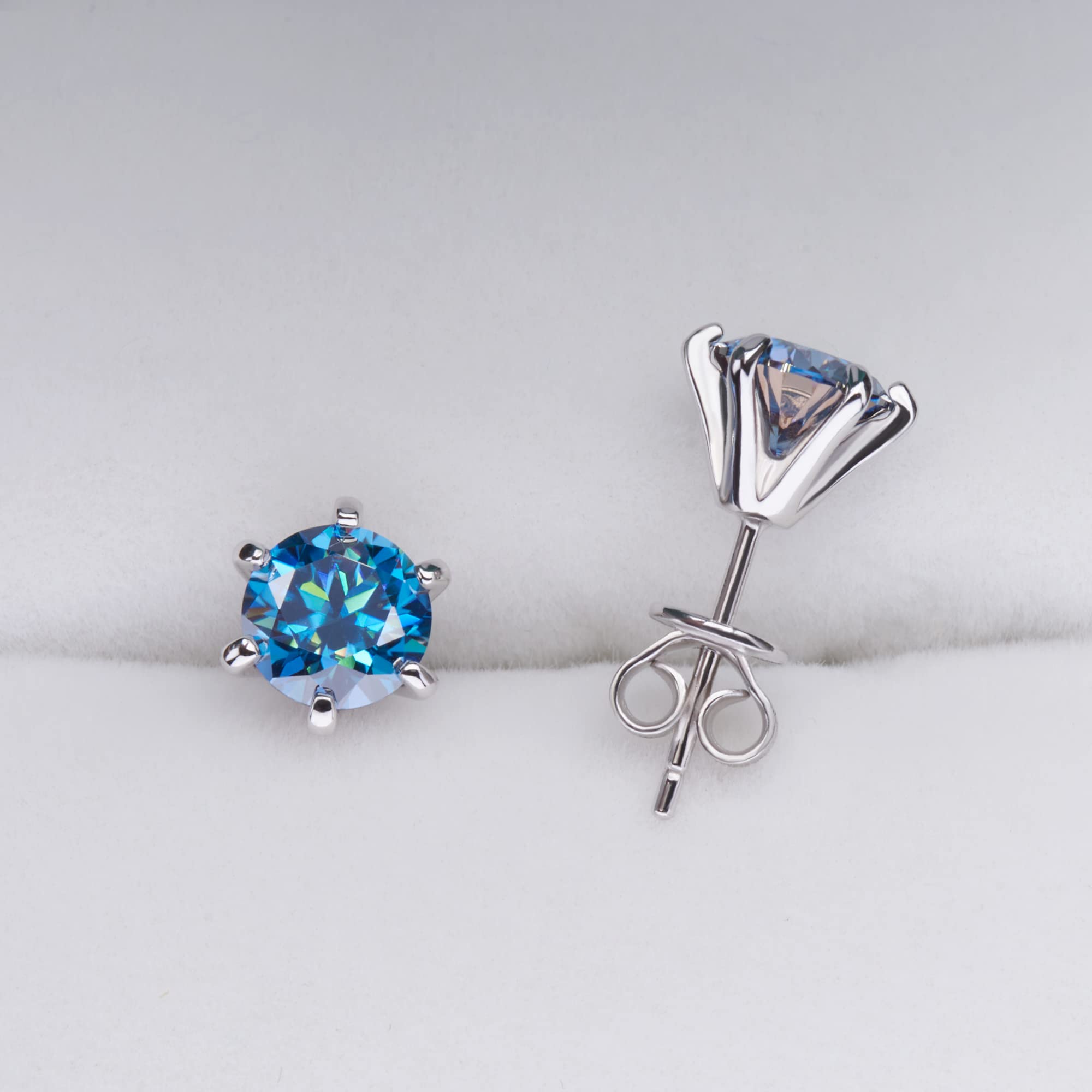 GIGAJEWE 2.0ct Round Cut Moissanite Stud Earrings for Women & Men - 18K White Gold Plated Sterling Silver - Perfect for Weddings, Anniversaries & Special Occasions