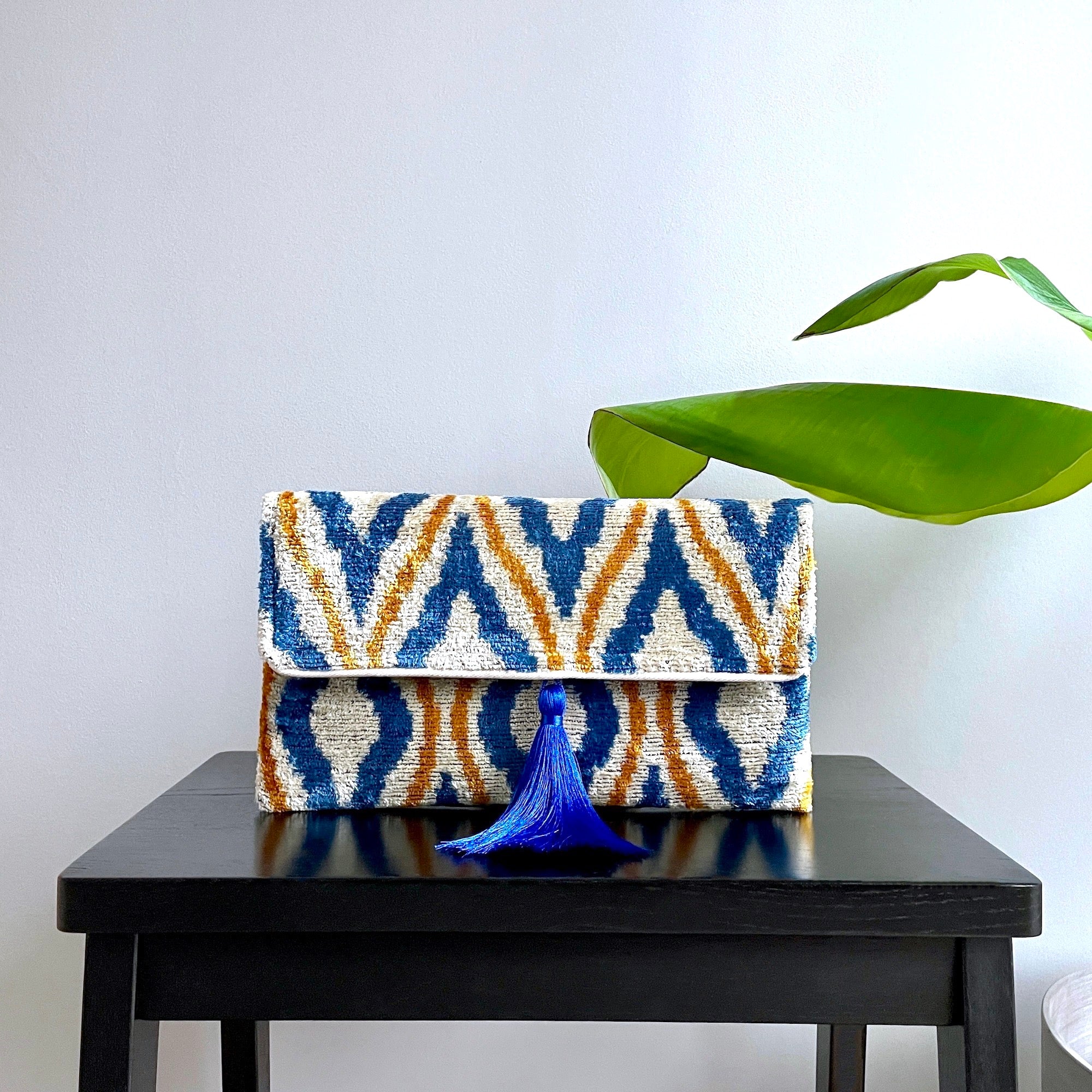 Stylish Ikat Print Clutch Bag for Women - Trendy Handheld Evening Purse - Perfect for Parties, Weddings & Special Occasions