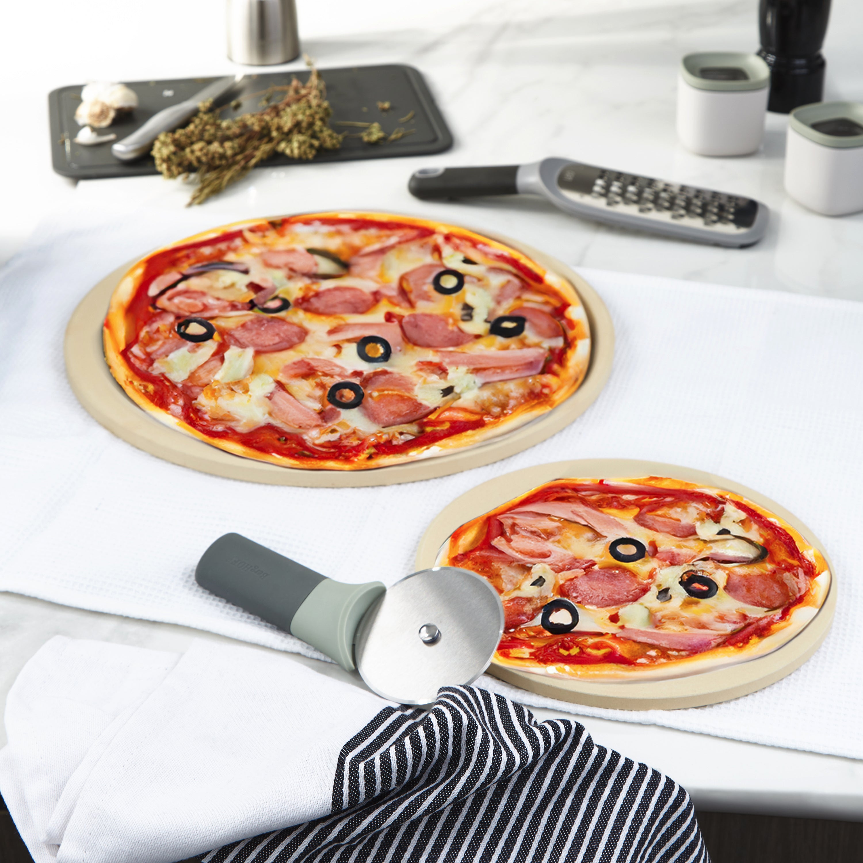 BergHOFF Leo Balance 14-Inch Pizza Stone with Pizza Cutter Set – Large Baking Stone for Perfect Homemade Pizza, Bread & Desserts – Ideal for Oven, Grill & Outdoor Cooking