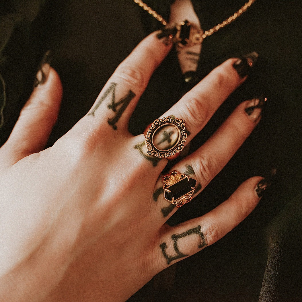 Medieval Black Gemstone Gold Ring for Men & Women - Gothic Jewelry for Halloween, Cosplay & Renaissance Fairs - Vintage Style Statement Ring