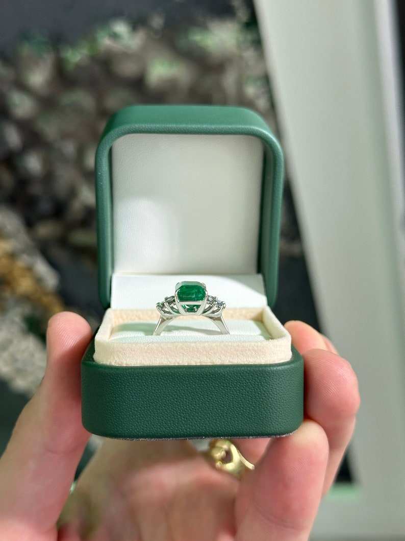 4.51tcw 14K Gold Natural Dark Lush Green Emerald Round Cut Diamond 7-Stone Engagement Ring for Women - Perfect for Proposals, Anniversaries & Special Occasions