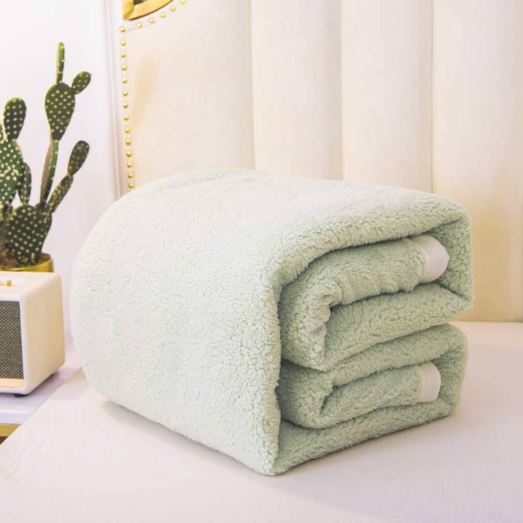 Premium 100% Lamb Wool Blanket - Ultra Soft & Lightweight Luxury Throw for Bed, Couch, Sofa - Warm Cozy Blanket for Winter, Travel, Camping - 150x200cm (59.1x78.7in) - Green