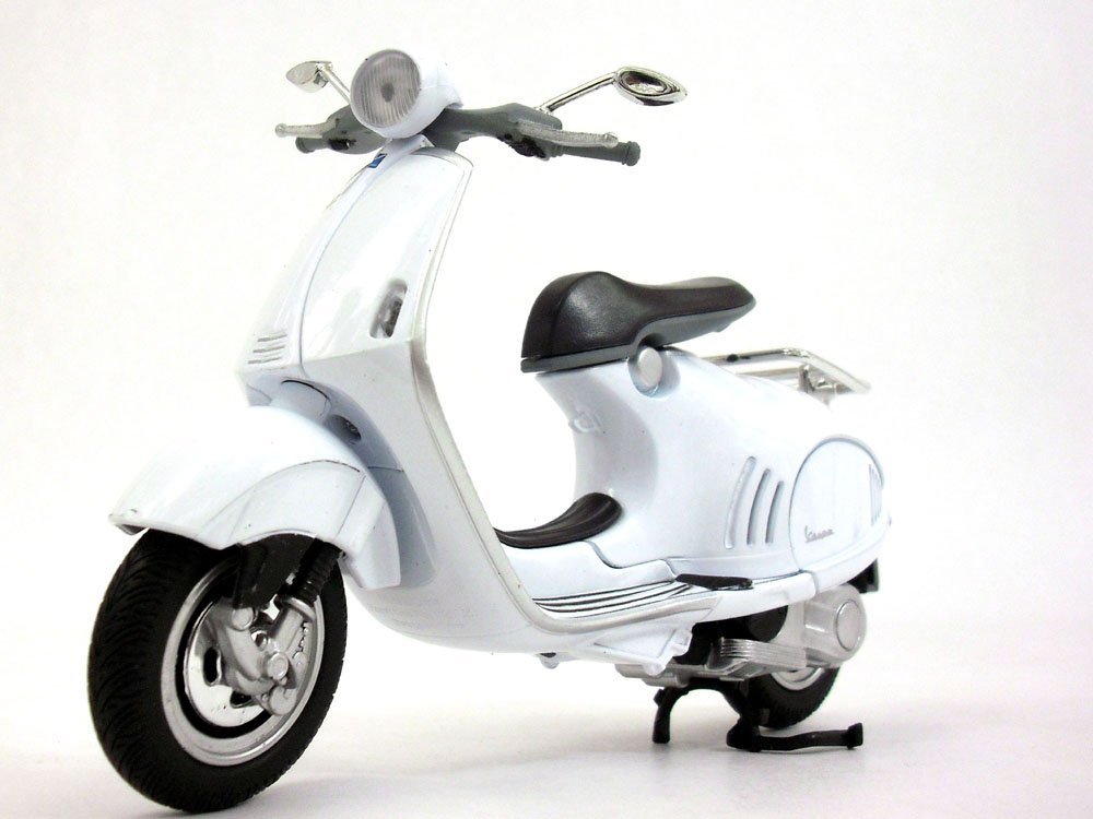 NewRay 1/12 Scale 946 Scooter Die-Cast Metal Model Car - White Collectible Toy for Display, Gift & Racing Scenes