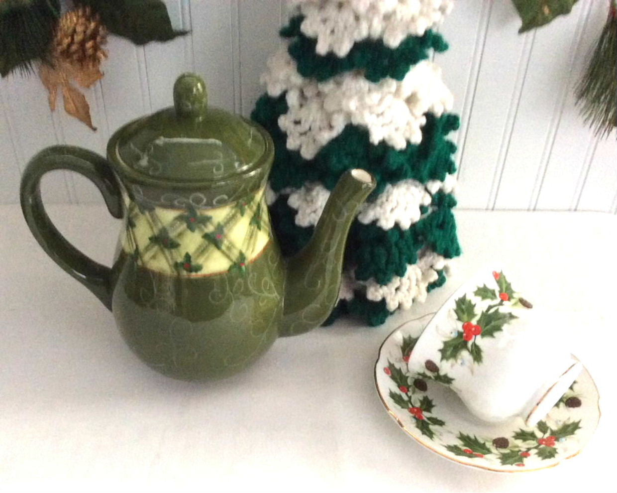 Christmas Teapot with Holly Design - Scripture Inspired Tall Coffee and Tea Pot for Holiday Gatherings & Cozy Home Decor