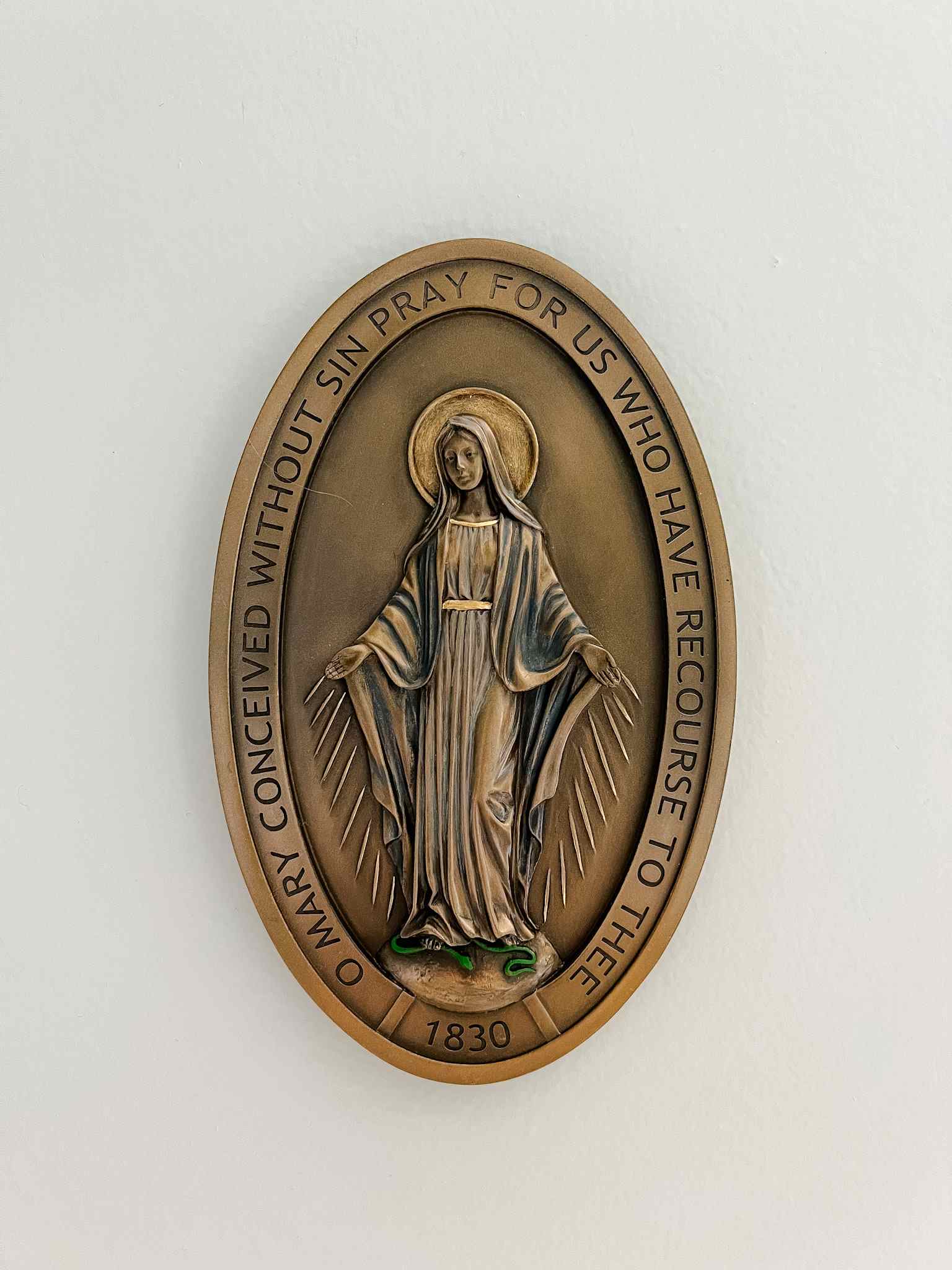 Miraculous Medal Wall Plaque - Religious Home Decor for Catholic Devotion - Perfect for Bedroom, Prayer Room & Gift Giving