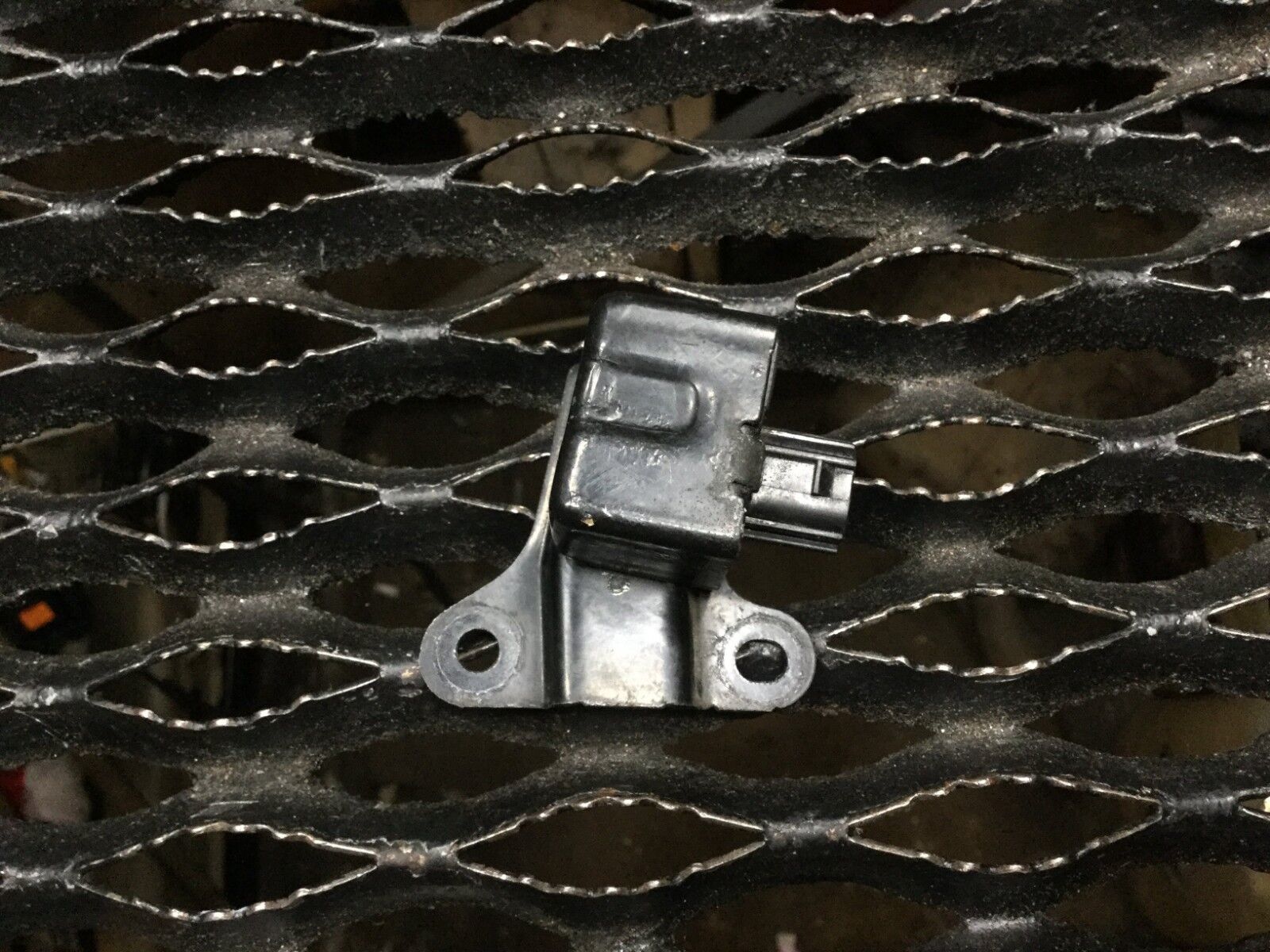 2004-2009 Toyota Prius OEM Circuit Breaker Sensor G4845 47020 - Reliable Electrical Protection for Hybrid Battery & Power System