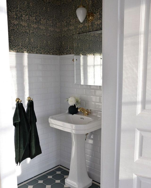 Rectangular Haga Bathroom Mirror in Brass - 45 x 60 cm - Elegant Wall Mirror for Modern Bathrooms, Vanities & Home Decor