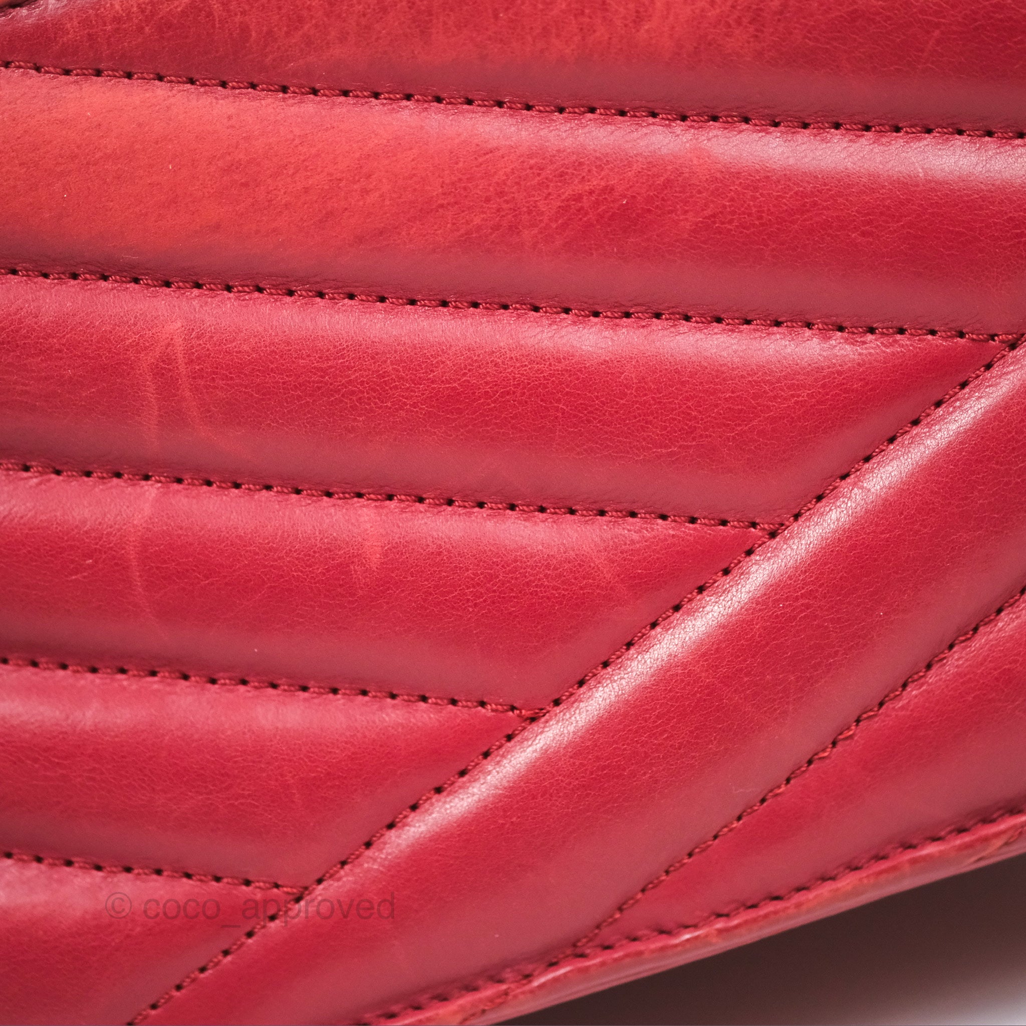 Chanel Chevron Shoulder Bag in Red Calfskin Leather with Aged Gold Hardware - Luxury Crossbody Purse for Women, Perfect for Parties, Date Nights & Special Occasions