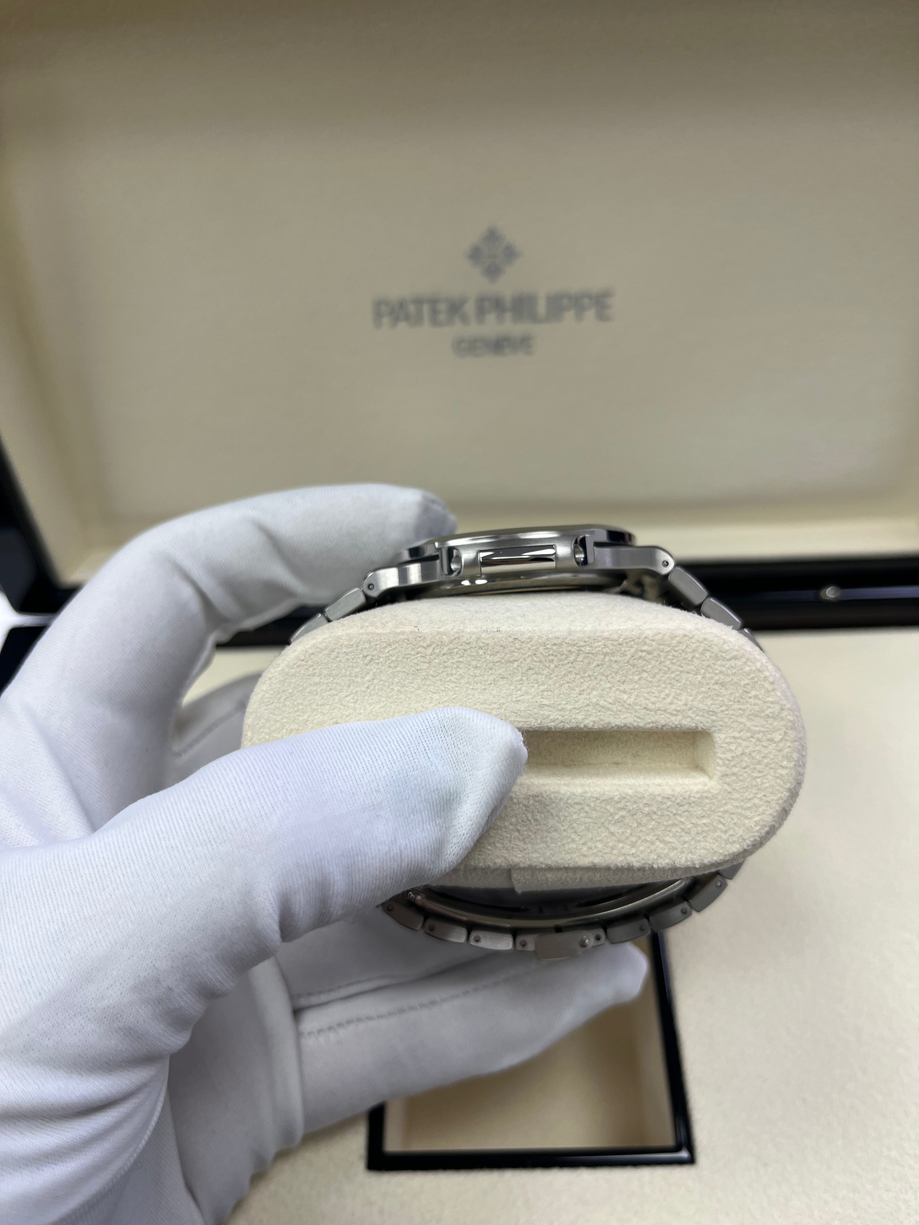 Patek Philippe Nautilus 5711/1300A-001 Luxury Watch with Green Dial - Perfect for Business Meetings & Formal Events