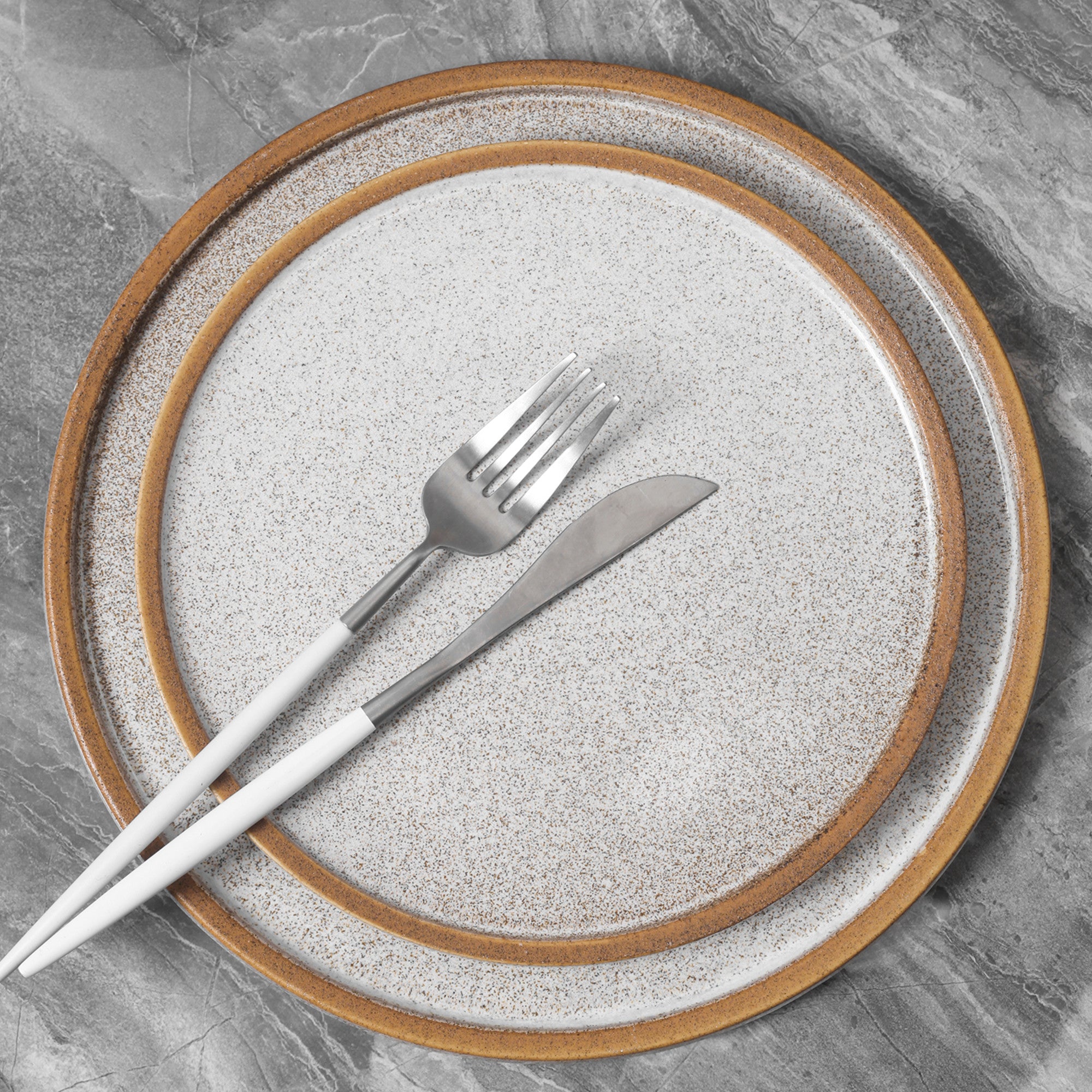 Vince Stoneware Dinner Plate - Brown Ceramic Plate for Dining, Kitchen & Restaurant Use - Elegant & Durable Tableware for Everyday Meals & Special Occasions