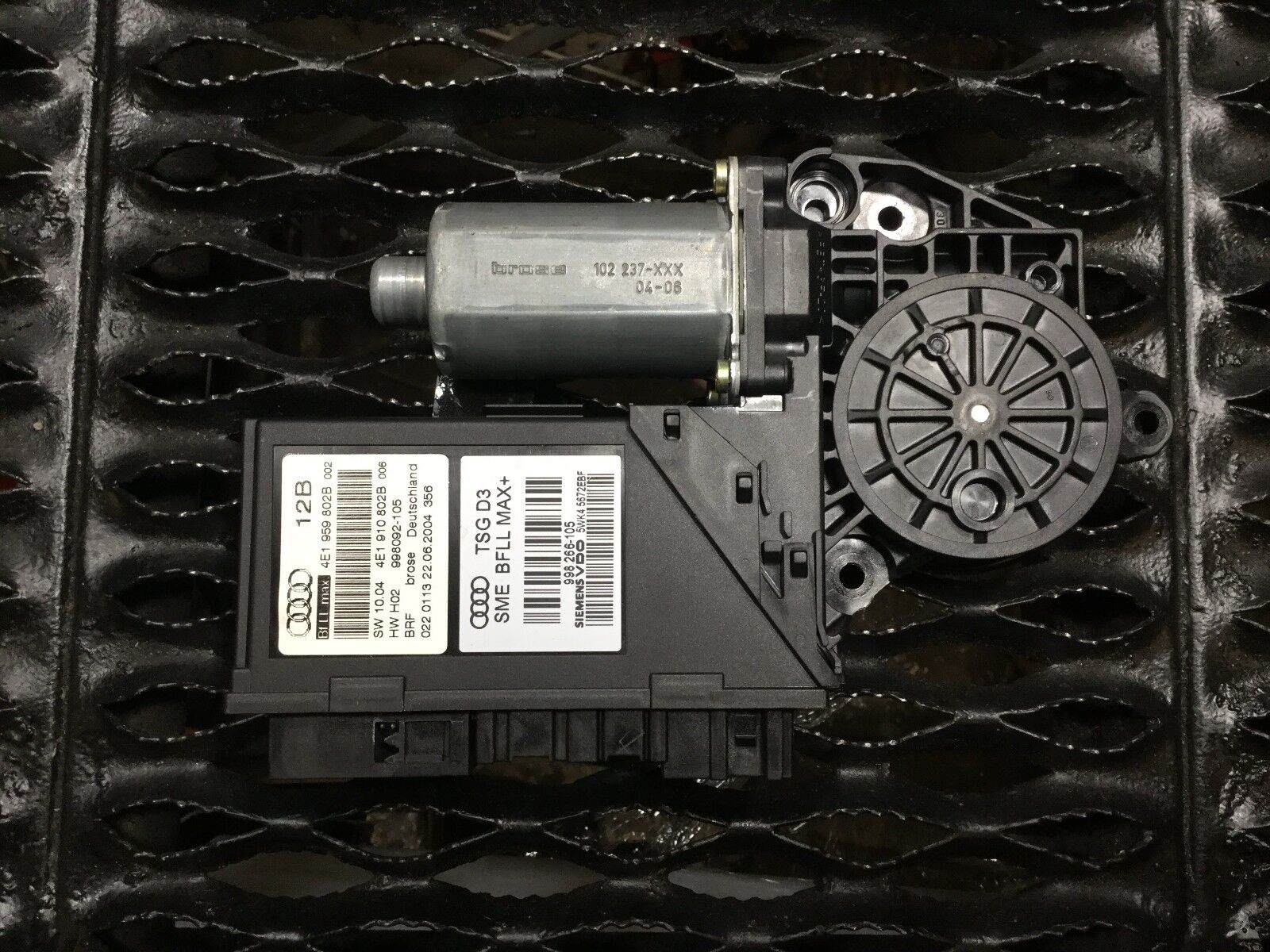 2003-2007 Audi A8 Front Right Passenger Door Window Motor Replacement - OEM Quality - Perfect for Smooth Window Operation & Repair