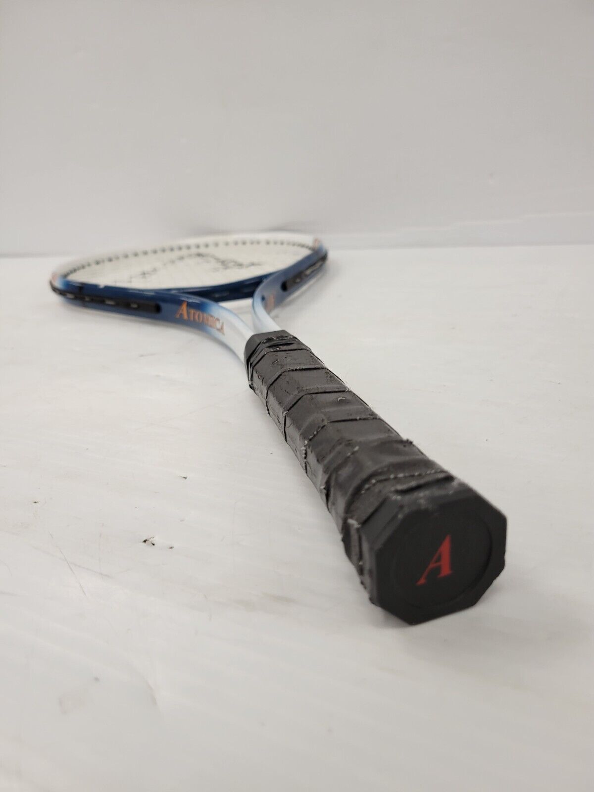 Wilson Atomic Tennis Racket - Lightweight Carbon Fiber Tennis Racquet for Adults & Teens - Perfect for Beginners & Intermediate Players - Great for Court Training & Competitive Matches