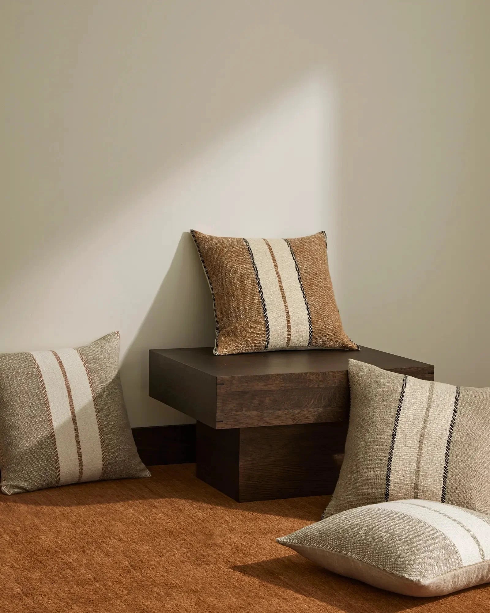 Ottavio Laurel Cushion - Soft & Comfortable Throw Pillow for Sofa, Bed, and Home Decor - Perfect for Living Room, Bedroom, and Office