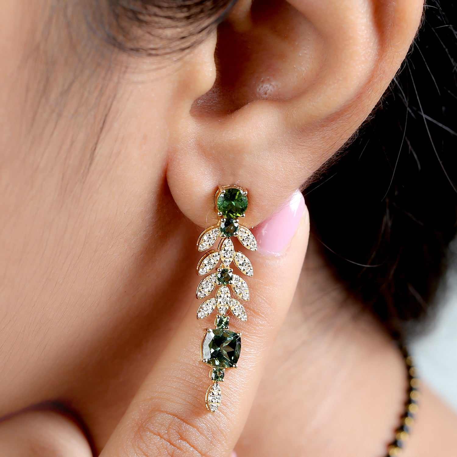 18k Yellow Gold Green Tourmaline & Diamond Leaf Design Pendant Necklace for Women - Perfect for Birthdays, Anniversaries & Special Occasions