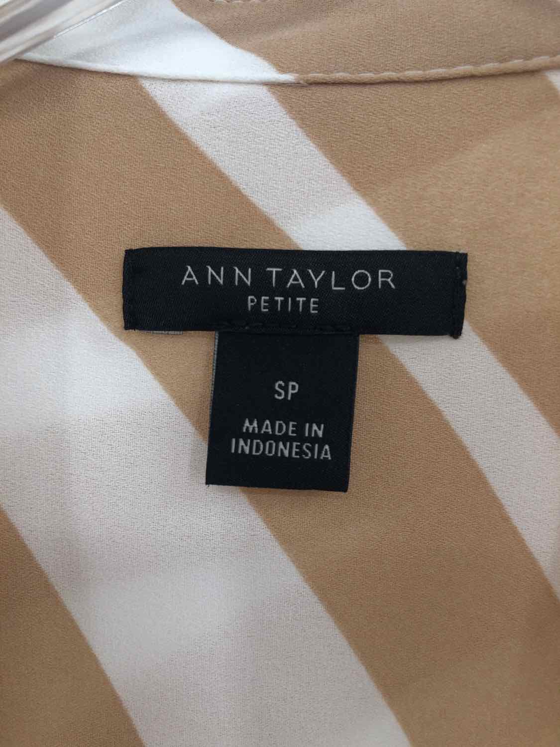 Pre-Owned Ann Taylor Tan Blouse Size Small - Perfect for Work, Casual Outfits & Layering