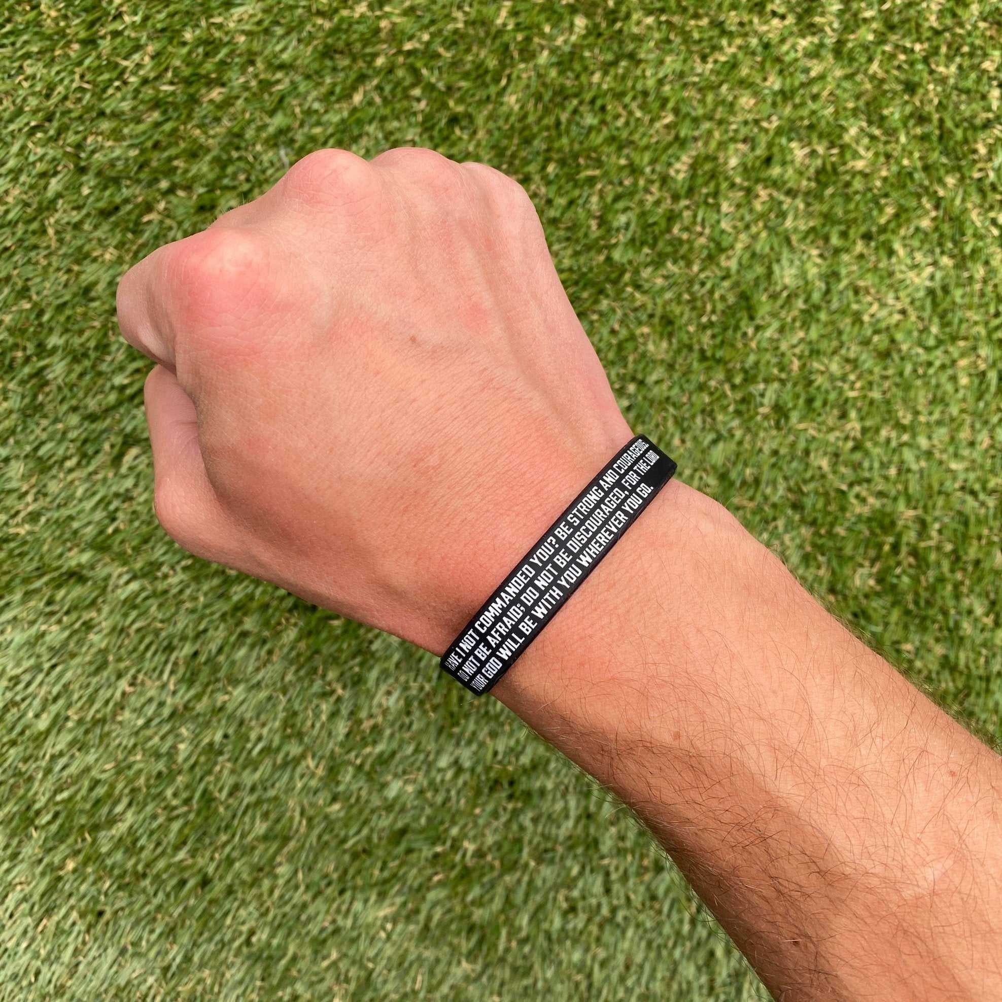 Joshua 1:9 Inspirational Bible Verse Wristband - Christian Faith Bracelet for Men & Women - Motivational Gift for Daily Wear & Religious Occasions
