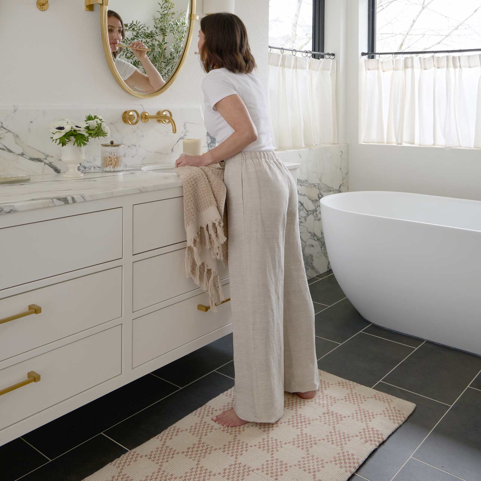 Soft Non-Slip Bathroom Rug - Absorbent Quick-Dry Bath Mat with Checkered Pattern for Bathroom, Shower & Vanity Area - Perfect for Home Spa, Hotel or Bathroom Decor