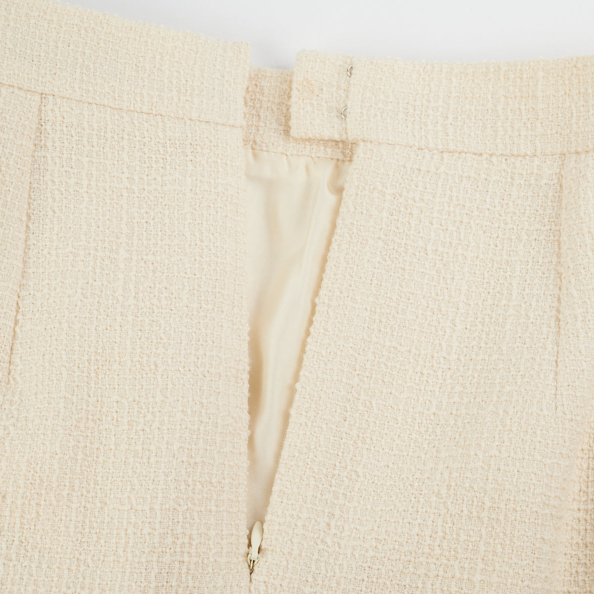 Chanel Ivory Pencil Skirt Women's Size 36 (US 6) - Elegant Office Wear & Cocktail Party Dress