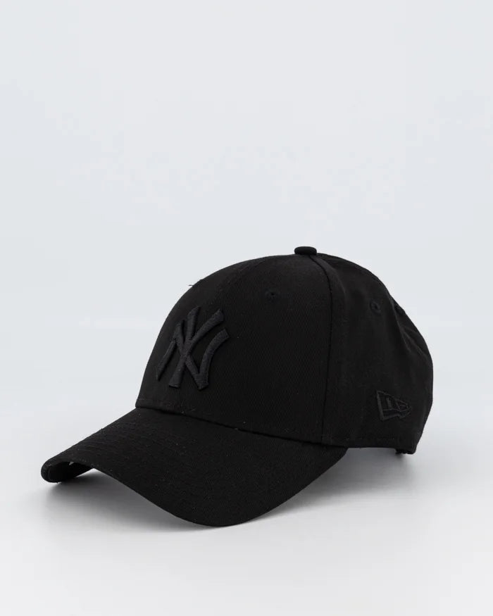 New Era New York Yankees Black on Black 9FORTY Adjustable Snapback Hat - Official MLB Baseball Cap for Men & Women - Perfect for Games, Streetwear & Casual Outfits