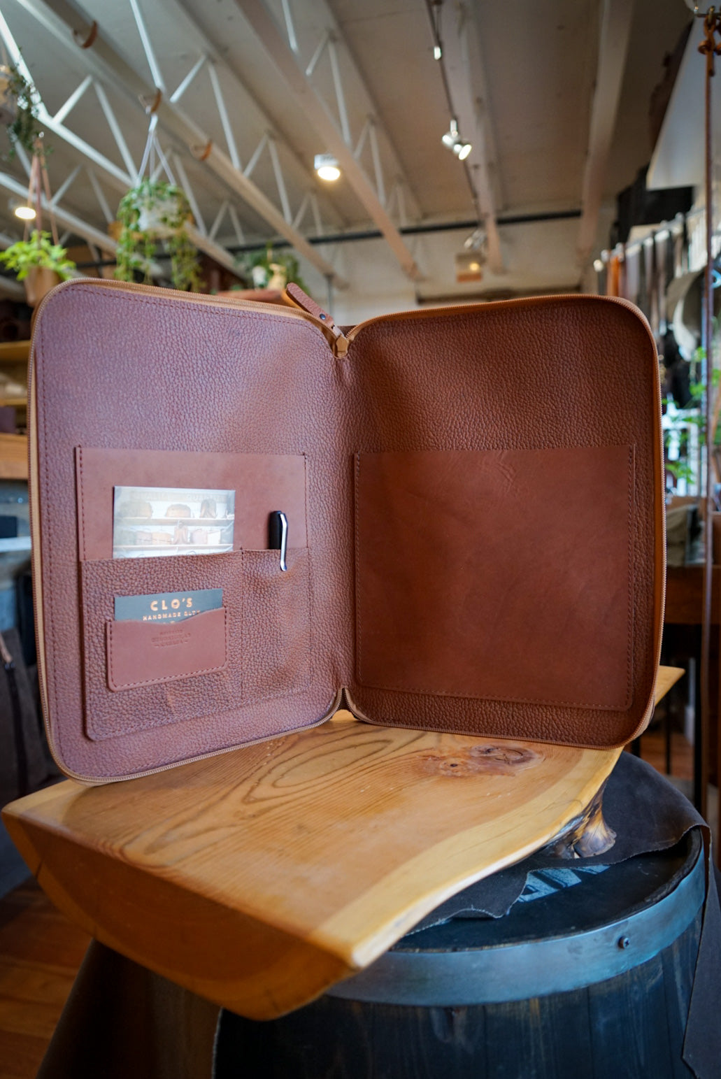 Premium Two-Tone Leather Padfolio - Canyon Tan & Timberjack Cedar - Professional Business Portfolio for Meetings, Presentations & Office Use