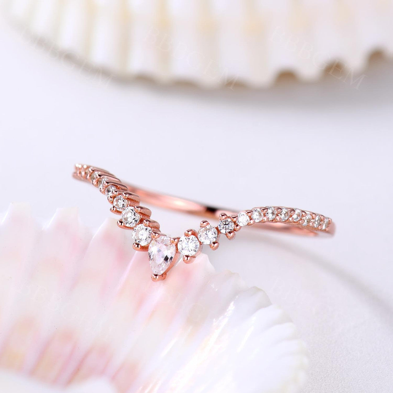 Rose Gold Curved Moissanite Wedding Band - Pear & Round Cut Engagement Ring for Women - Perfect for Bridal Jewelry, Anniversary Gifts & Special Occasions