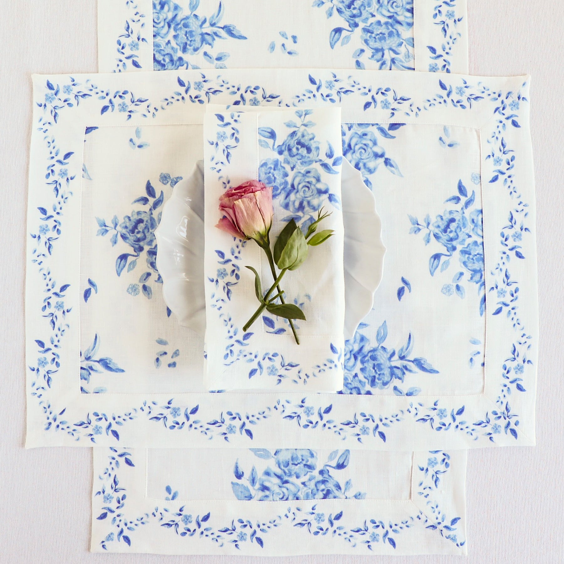 Jolie Fleur Table Runner - Elegant Floral Design for Dining Table Decor, Wedding, Party & Home Decor