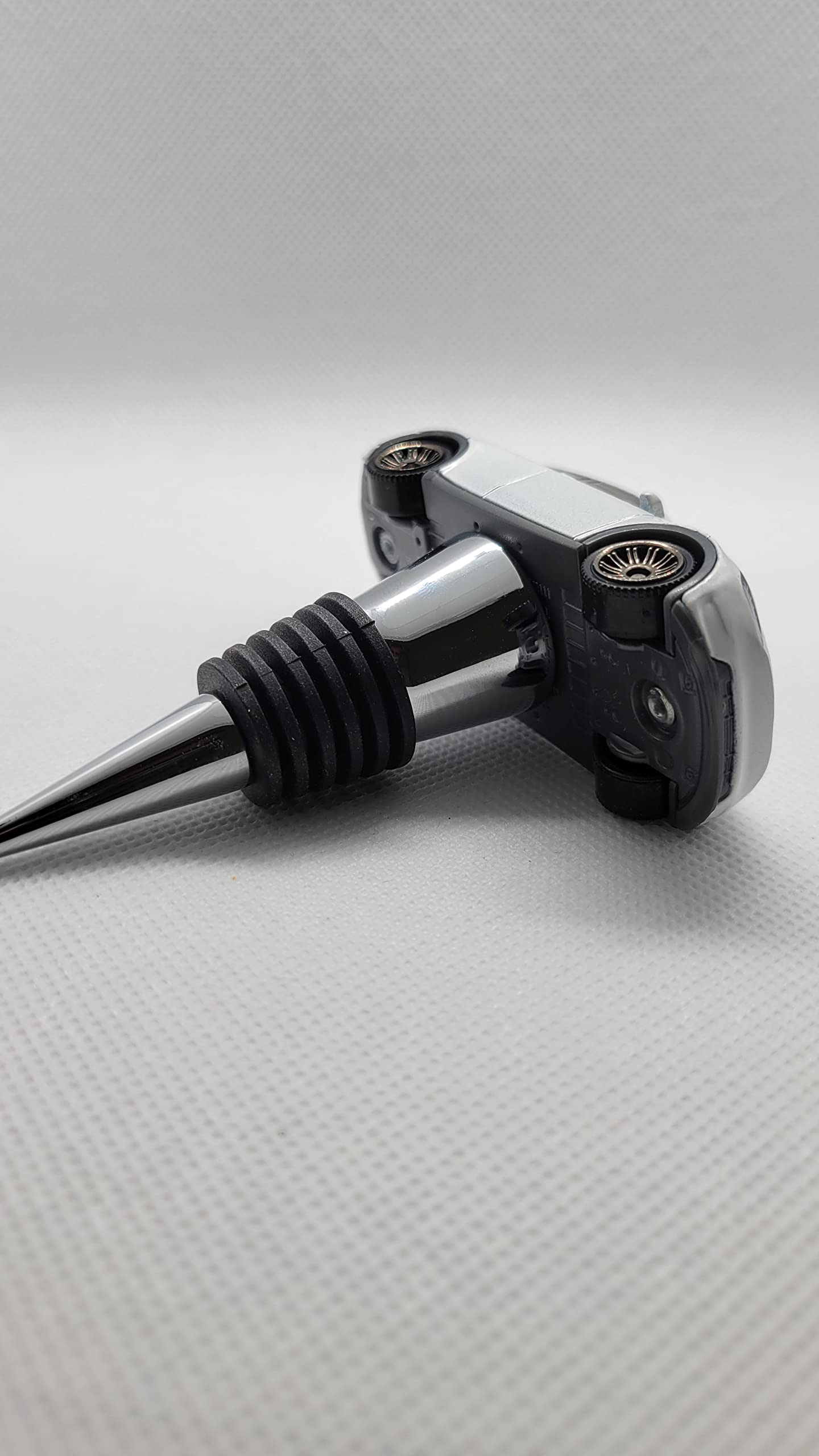 Premium Tesla Model Y Wine Bottle Stopper - Elegant White Car-Themed Bar Accessory - Perfect Gift for Wine Lovers & Tesla Enthusiasts - Ideal for Home Bars, Parties & Car Enthusiast Gatherings