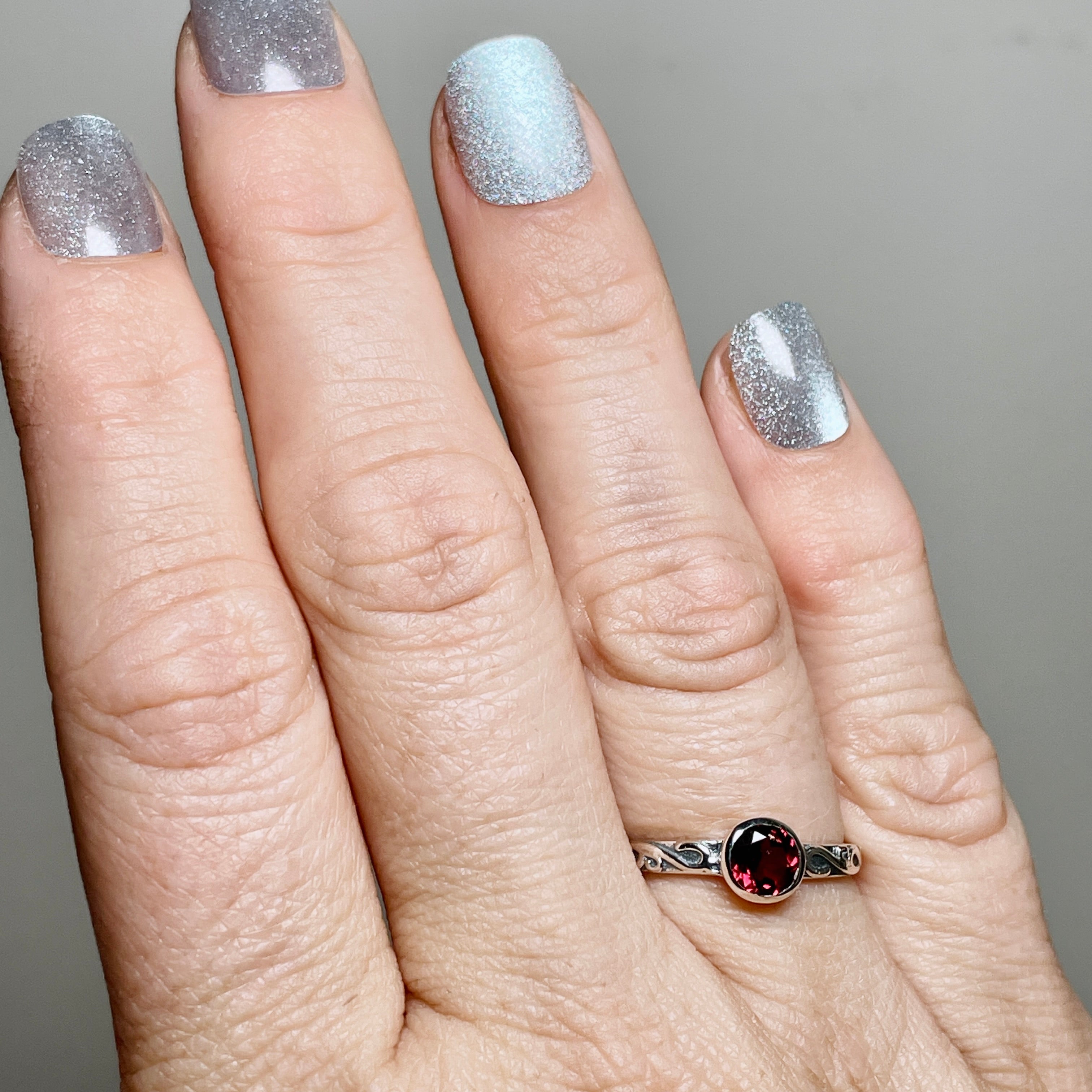 Garnet Round Faceted Ring in Sterling Silver - Elegant Vintage Jewelry R4807 for Women, Perfect for Weddings, Anniversaries & Special Occasions