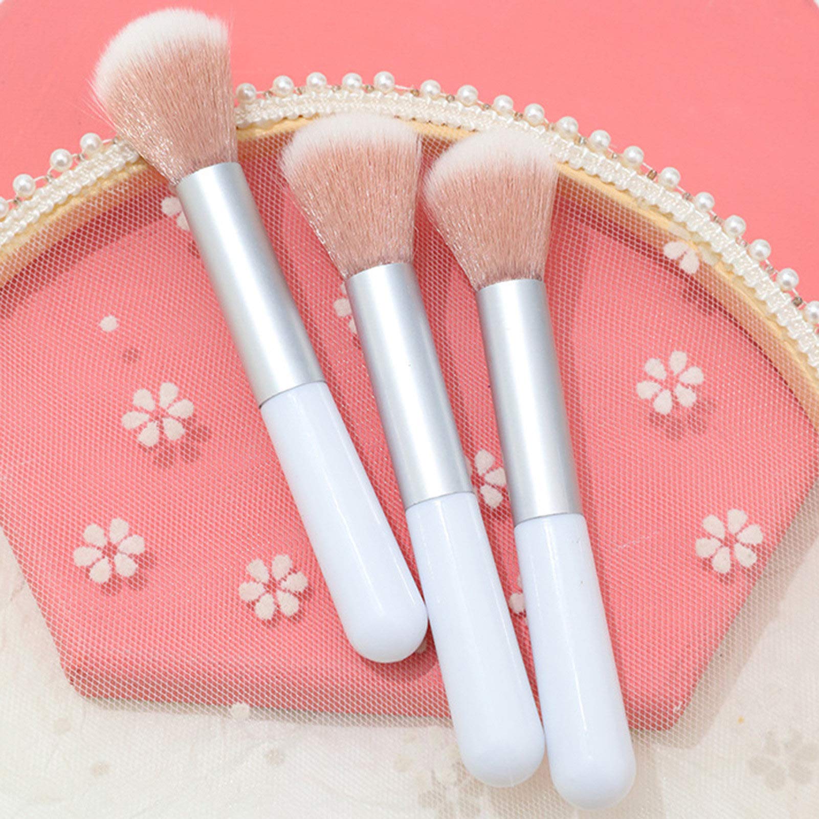 Linhengyu Blush Brush - Premium Makeup Brush with Thick Aluminum Handle for Long-lasting Use | Soft Bristles for Flawless Blush Application | Perfect for Women & Girls for Daily Makeup, Parties & Special Occasions