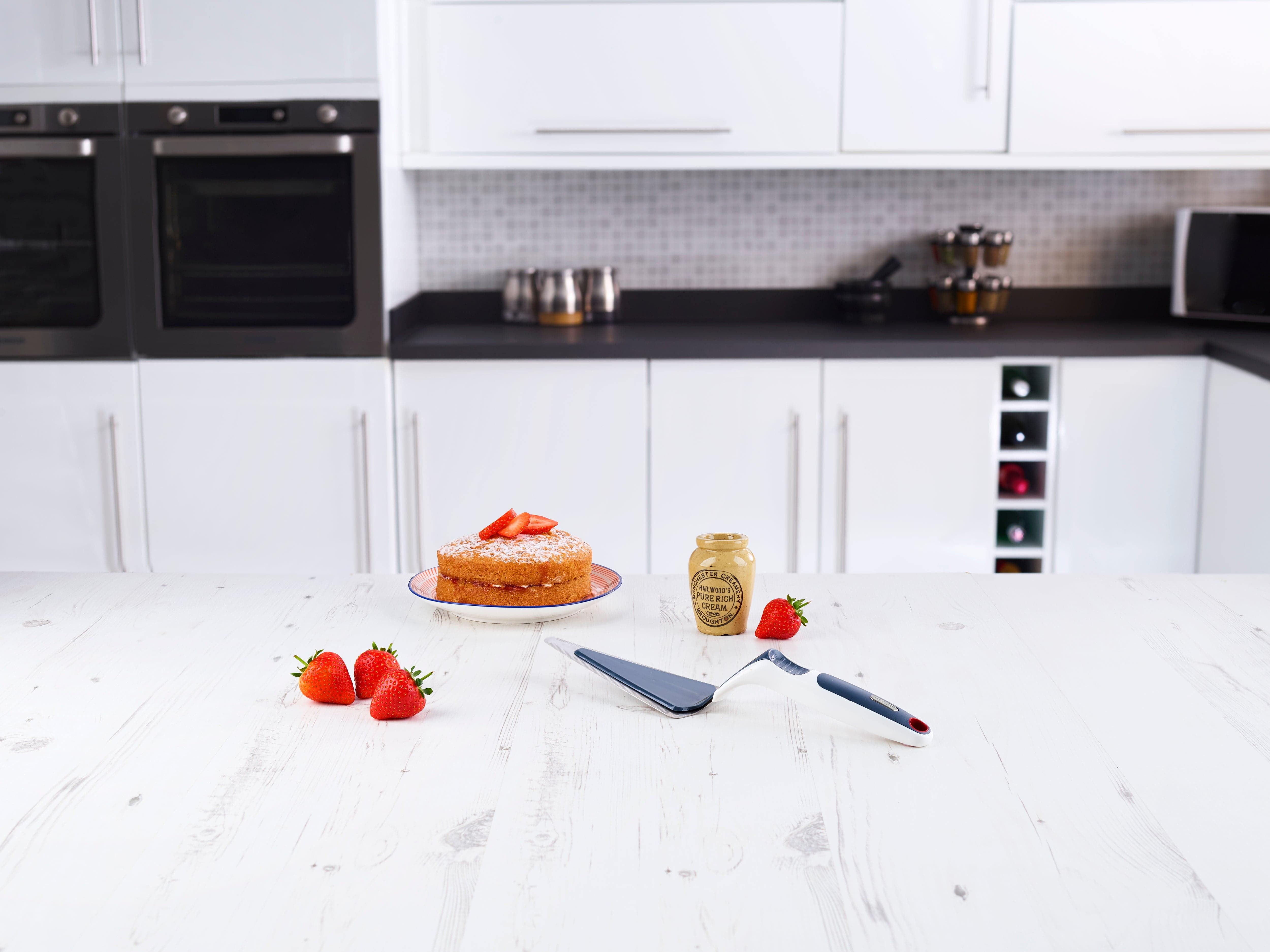 Zyliss Easy Slice Cake Server - Stainless Steel Cake Knife with Ergonomic Handle for Effortless Cutting - Perfect for Birthday Parties, Wedding Cakes & Dessert Serving