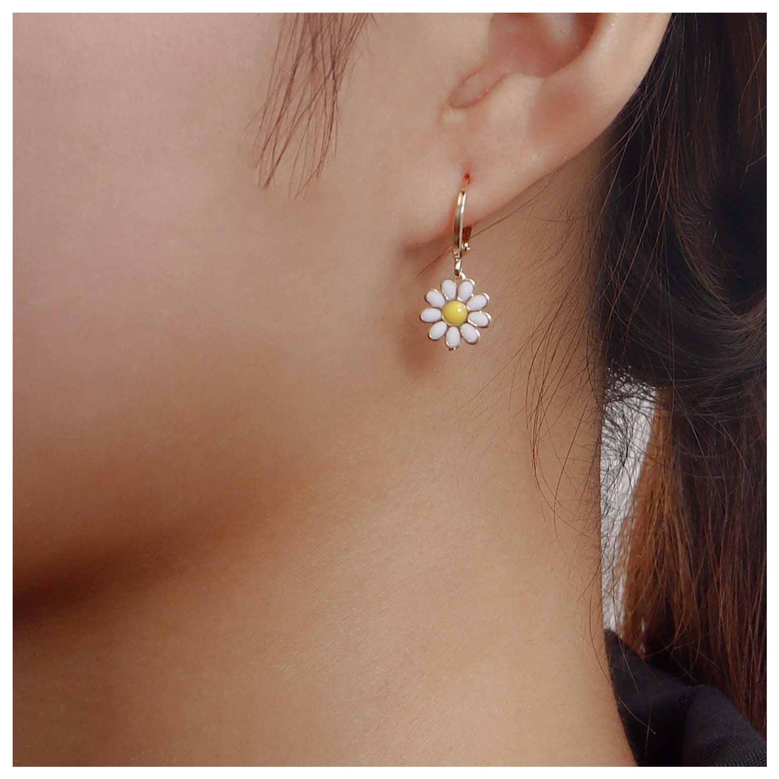 Allereya Vintage Daisy Flower Dangle Drop Earrings - Gold Minimalist Huggie Hoop Earrings for Women & Girls | Perfect for Spring, Weddings & Boho Fashion