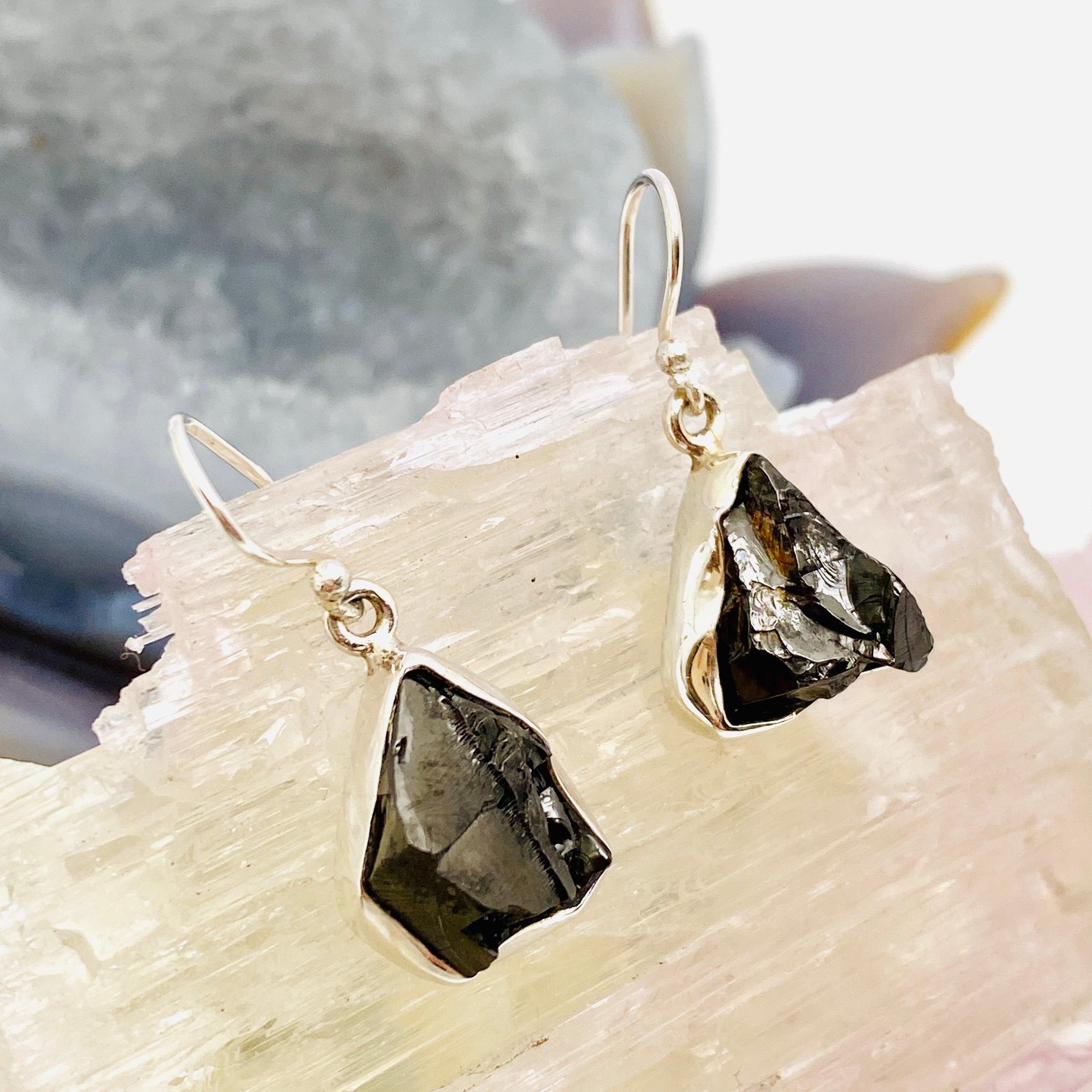Shungite Raw Stone Earrings for Women – Natural Healing Crystal Jewelry for EMF Protection, Stress Relief & Positive Energy – Perfect for Meditation, Yoga & Daily Wear