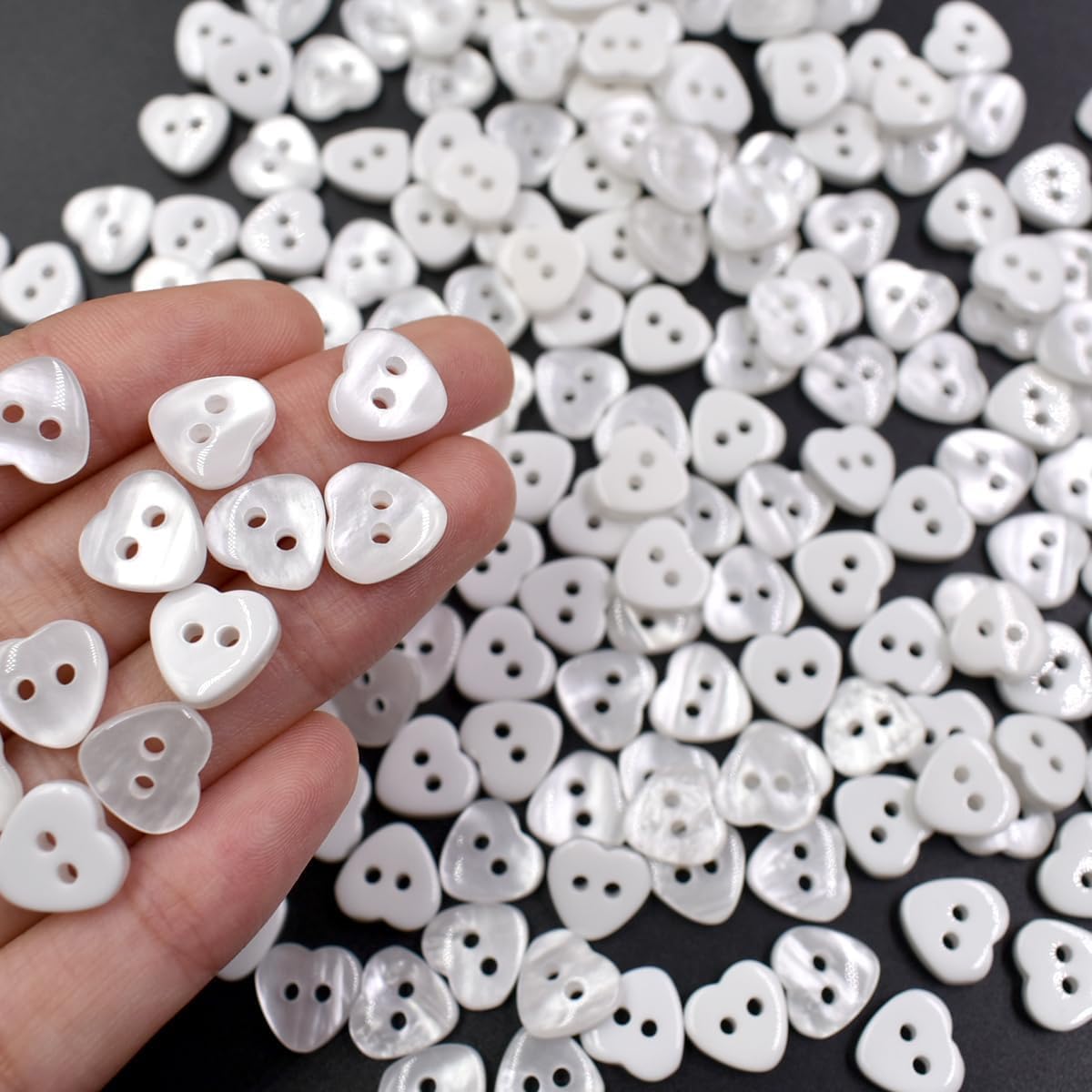 AKOAK 100 Pcs 2 Hole White Heart Resin Buttons for DIY Crafts, Sewing, Scrapbooking & Clothing Decoration - Perfect for Handmade Cards, Garment Embellishments and Craft Projects