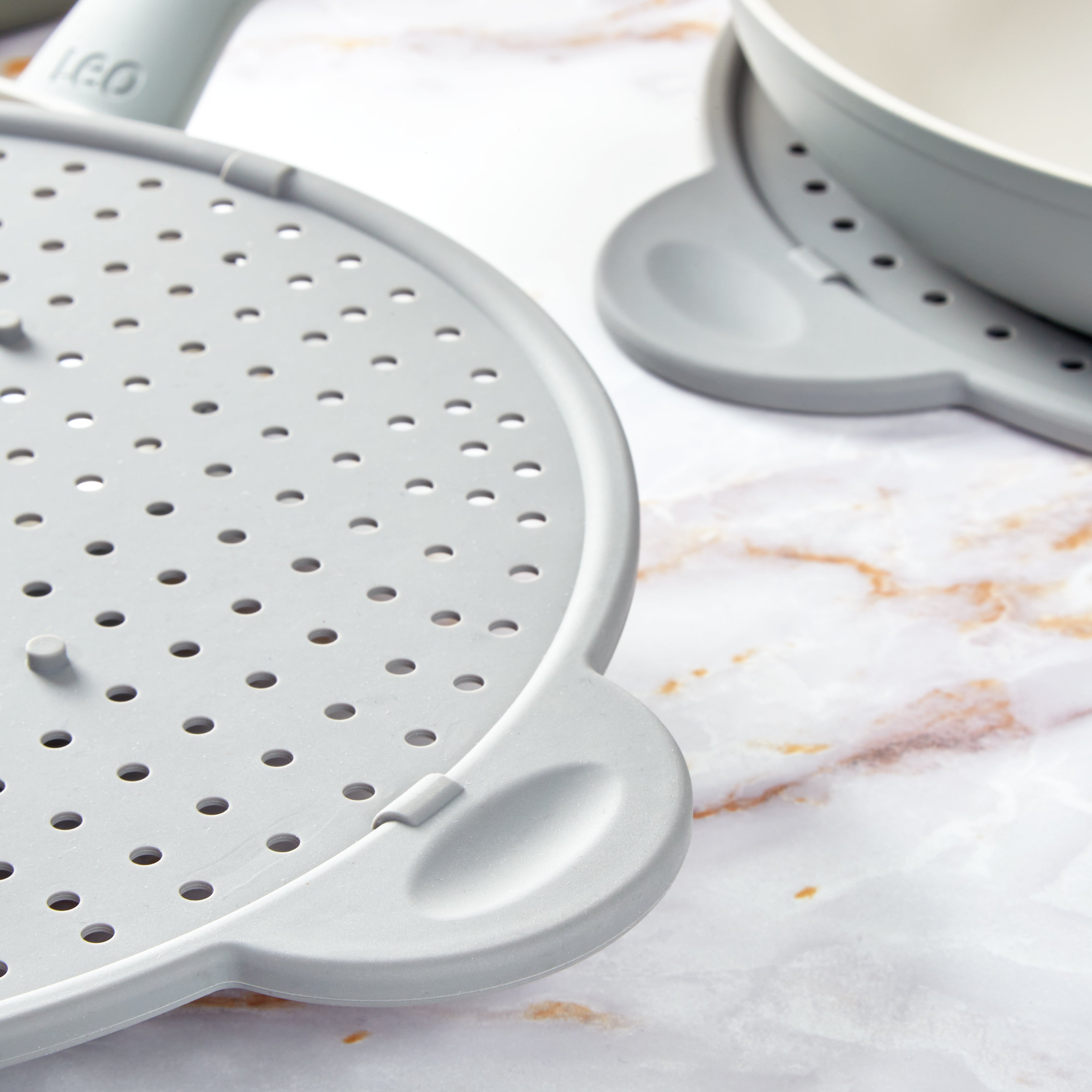 BergHOFF Silicone Splatter Screen with Dual Handles - 13 Inch Splatter Guard for Frying Pans - Heat Resistant & Dishwasher Safe - Perfect for Cooking, Frying & Sauteing in the Kitchen
