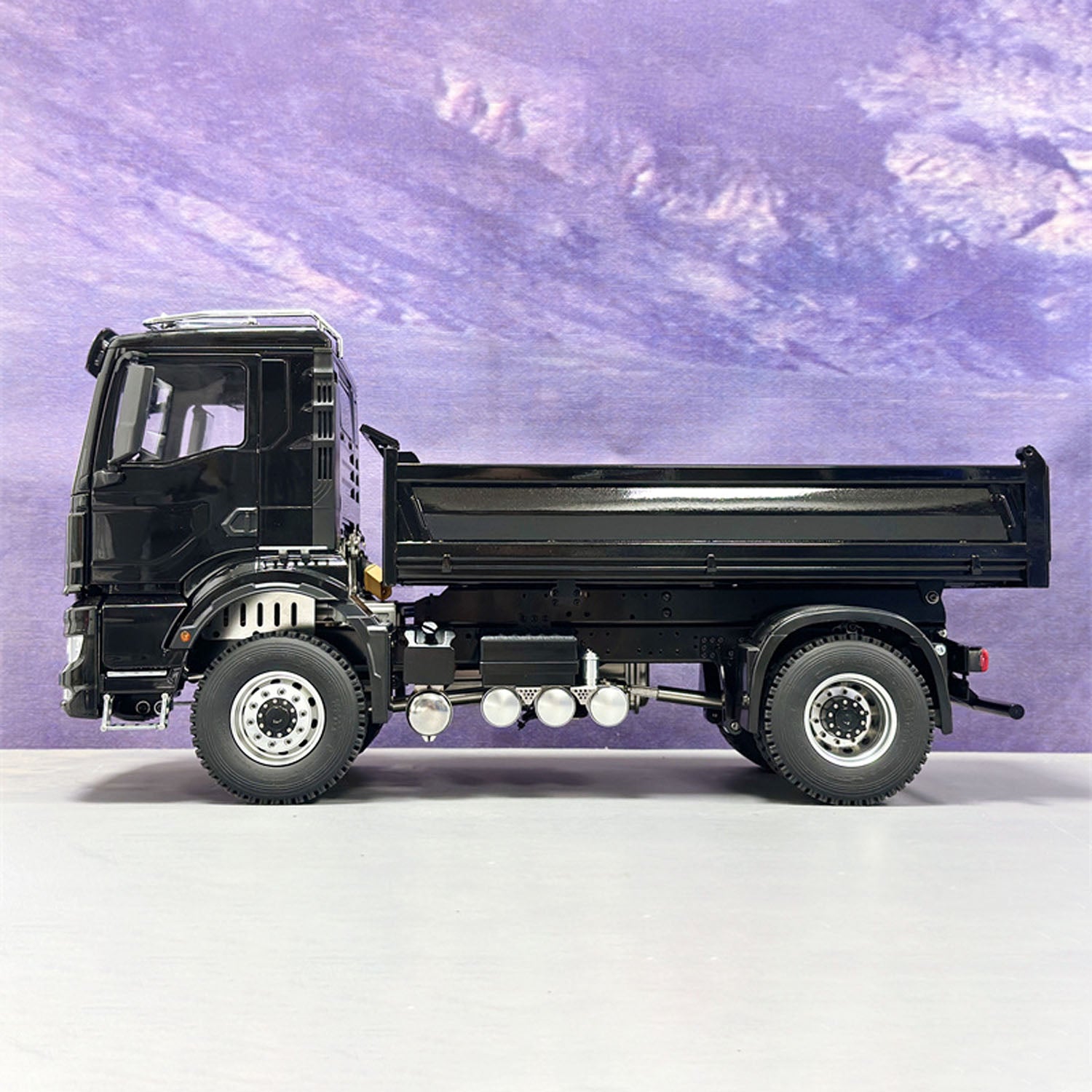 1/14 Scale 4x4 RC Hydraulic Dumper Truck - 4WD Remote Control Construction Vehicle with Metal Cabin, LED Lights & Sound Effects - Realistic Tipper Car Model for Adults & Kids (Ideal for Construction Site Play, Collecting & Off-Road Racing)
