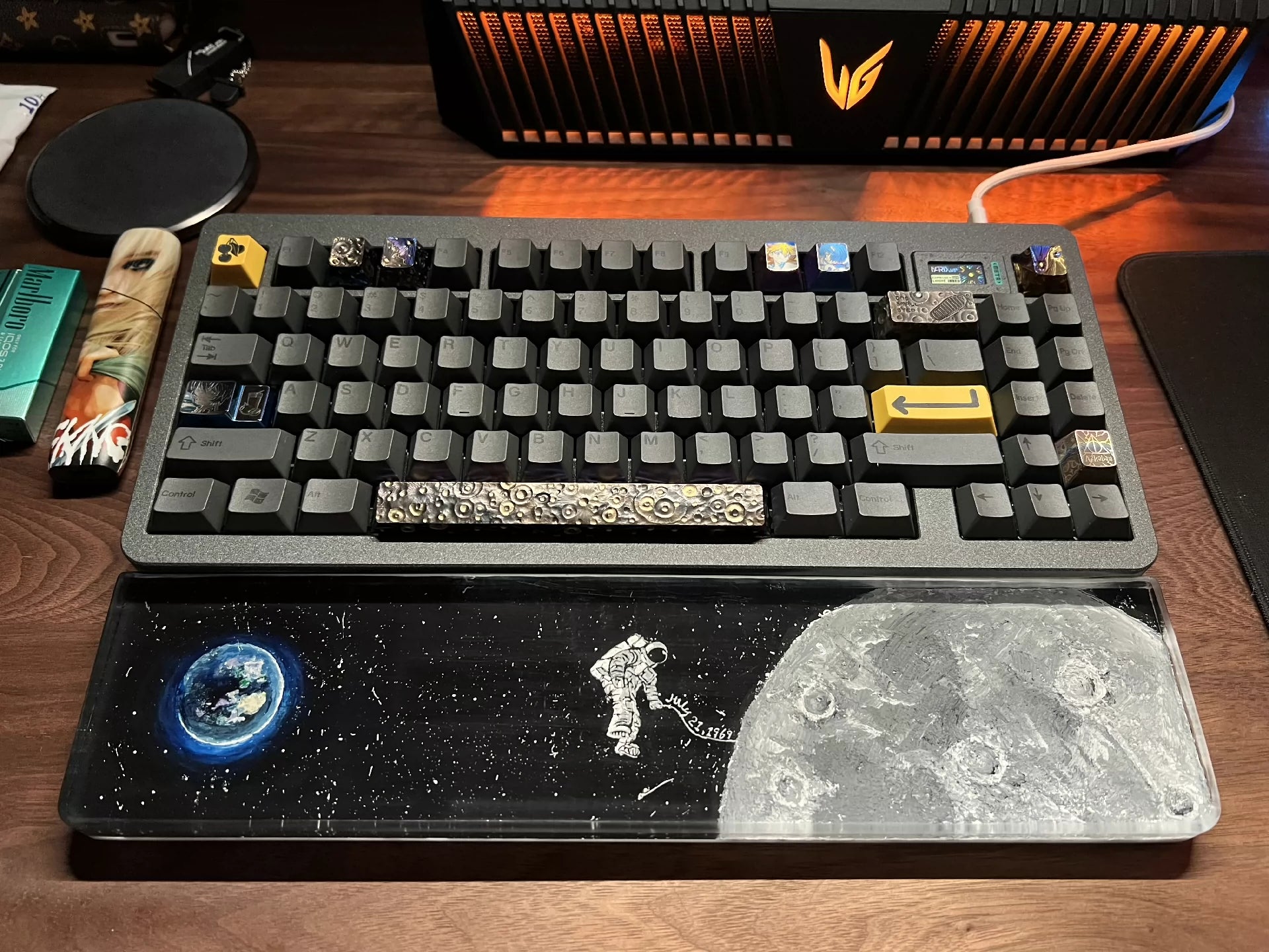 Custom Astronaut-Themed Resin Keyboard Wrist Rest - Ergonomic Hand Support for Typing Comfort - Perfect for Gamers & Office Workers