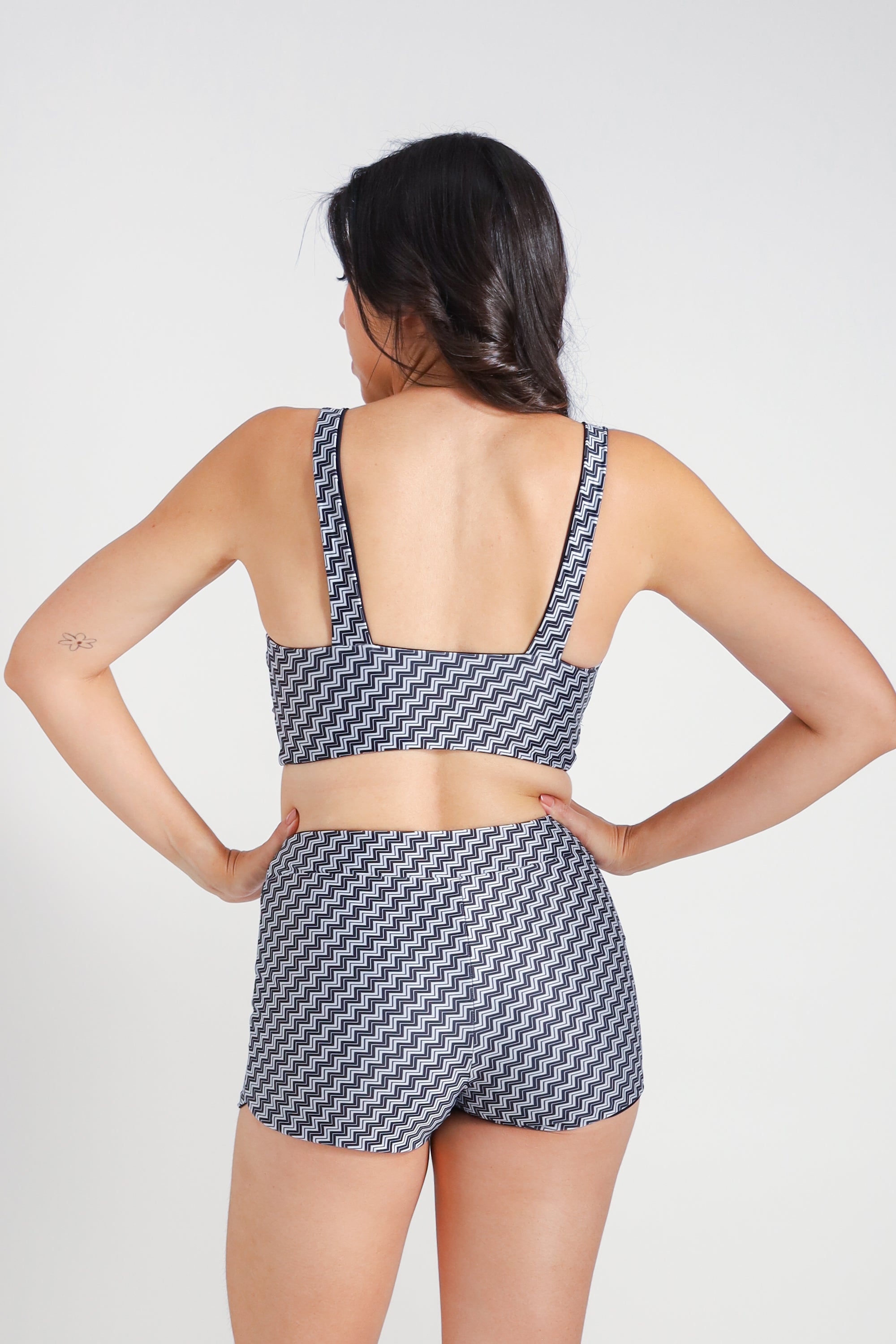 Desaru Sculpting Crop Bikini Top - Reversible Black & Zig Zag Print - Perfect for Beach Vacations, Pool Parties & Summer Getaways