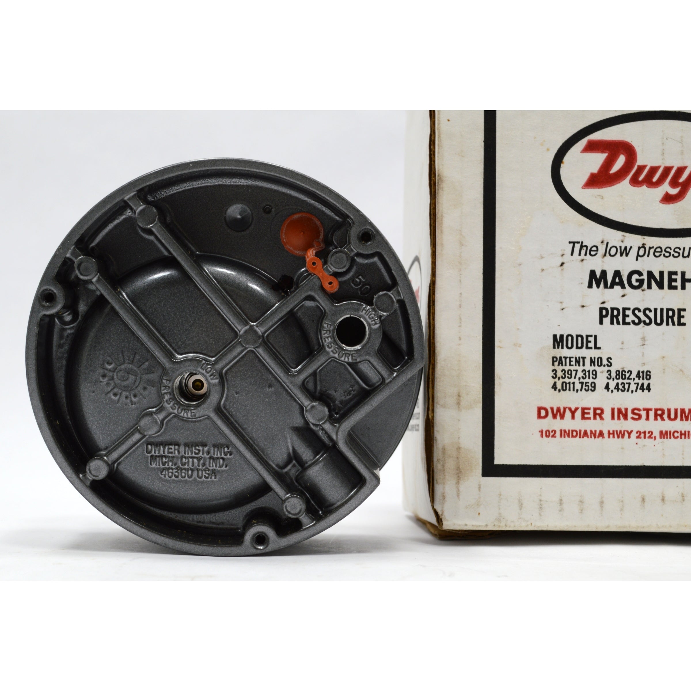 New in Box Dwyer Magnehelic Pressure Gauge Model 2000 0-0.5