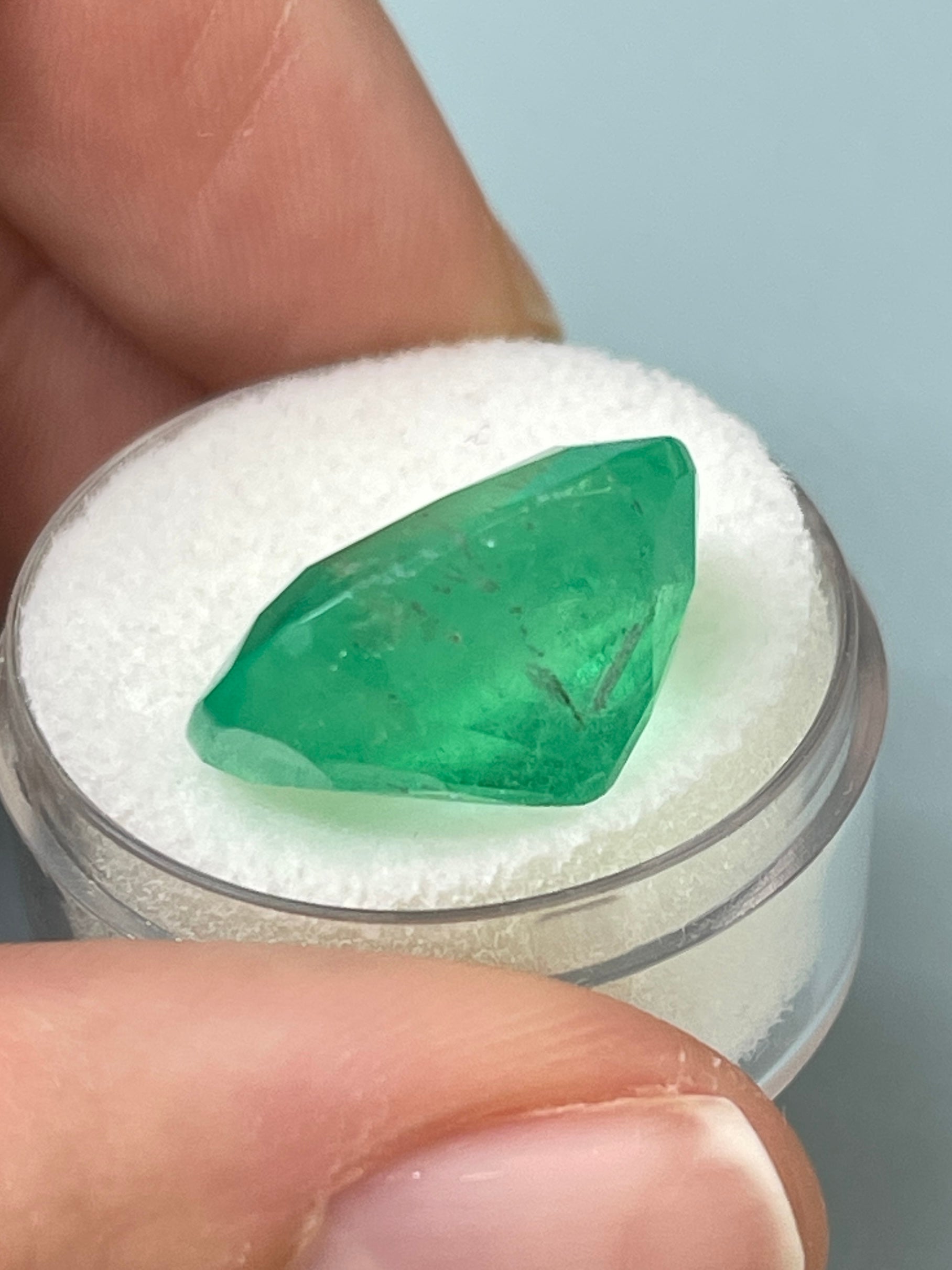 17x15mm Natural Cushion Cut Colombian Emerald Gemstone - 16.11 Carat AAA Quality Green Emerald for Jewelry Making, Engagement Rings & Luxury Gifts