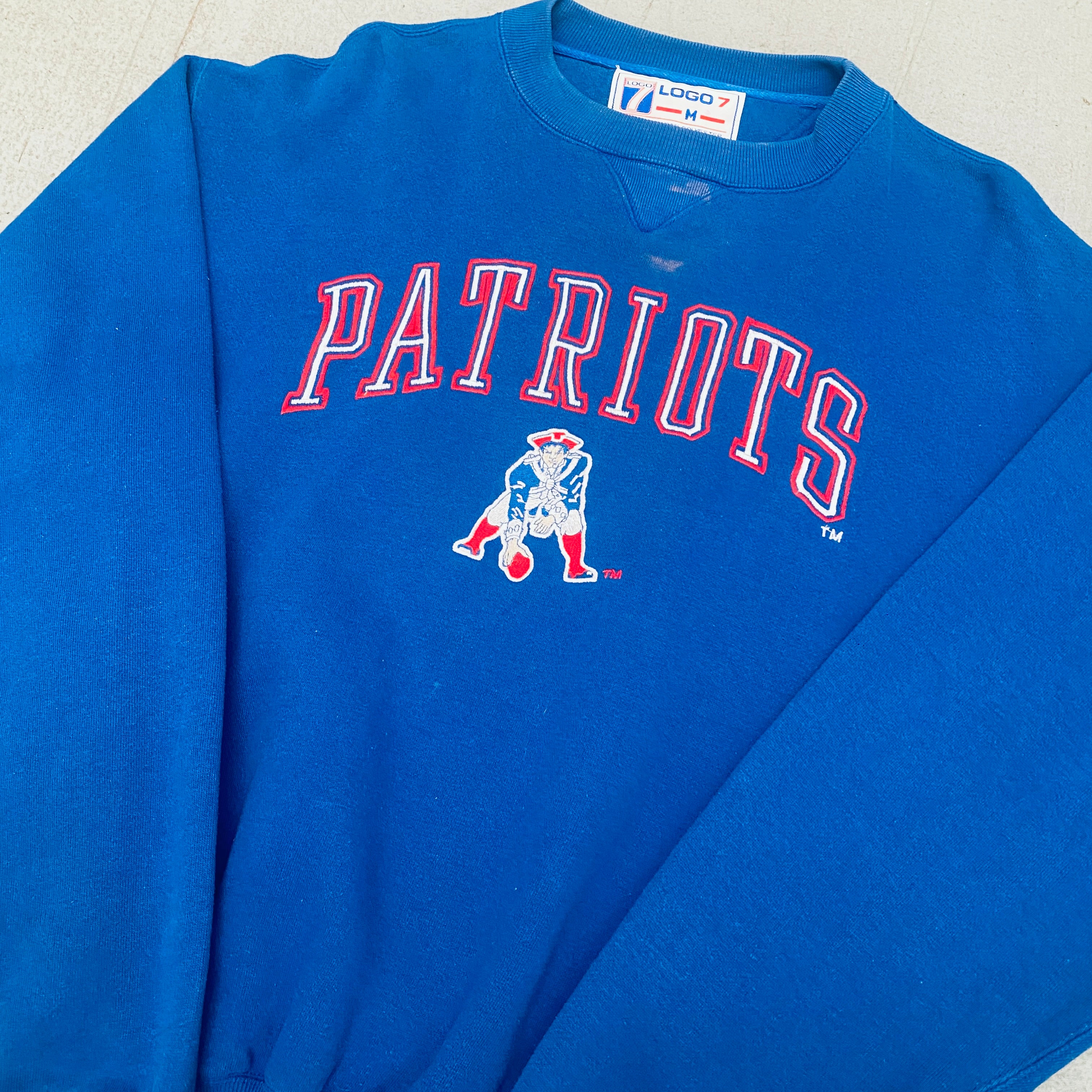 New England Patriots 1990s Logo 7 Pat Patriot Embroidered Spellout Sweatshirt (Large) - Vintage NFL Fan Gear for Game Day & Casual Wear