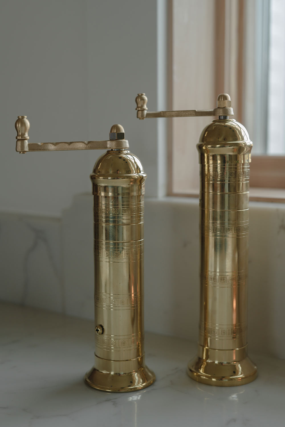Premium Brass Salt and Pepper Grinder Set - Adjustable Coarseness for Gourmet Cooking, Perfect for Kitchen, Dining Table & Outdoor BBQ