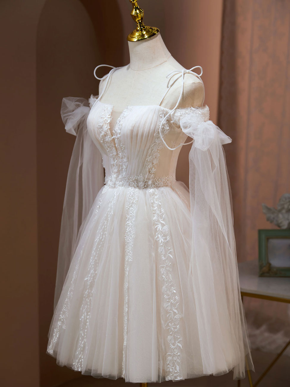 Elegant A-Line Tulle Short Champagne Prom Dress with Off-Shoulder Lace - Perfect for Homecoming, Prom Night & Special Occasions