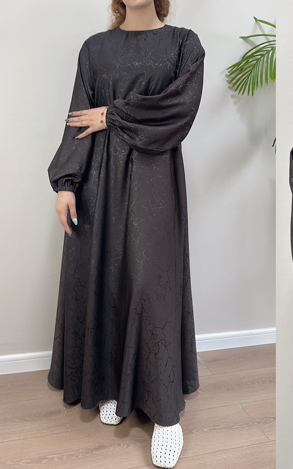 Elegant Maura Textured Abaya with Adjustable Belt - Modest Islamic Dress for Women - Perfect for Prayer, Eid, and Special Occasions