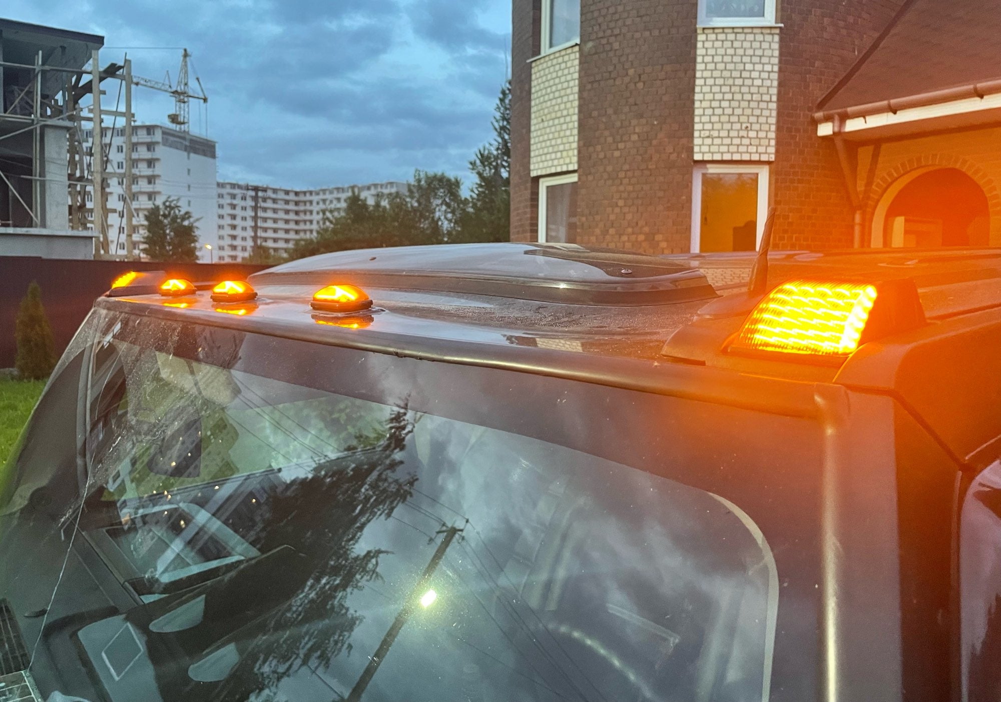 03-09 Hummer H2 SUT Clear Lens Amber/Red Full LED Cab Roof Clearance Lights - Durable Off-Road Lighting for Night Driving & Truck Styling