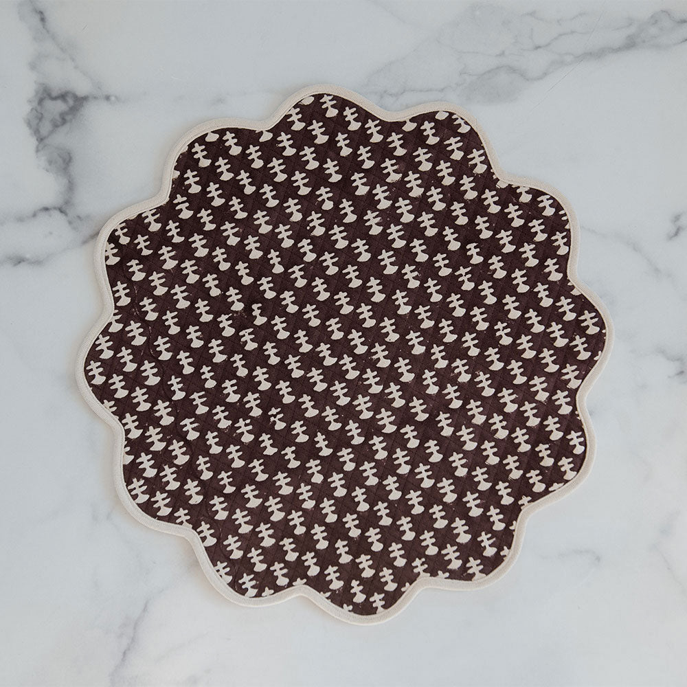 Quilted Scallop Placemats Set of 4 - Elegant Dining Table Decor for Thanksgiving, Christmas & Everyday Use - Washable & Durable Kitchen Table Mats