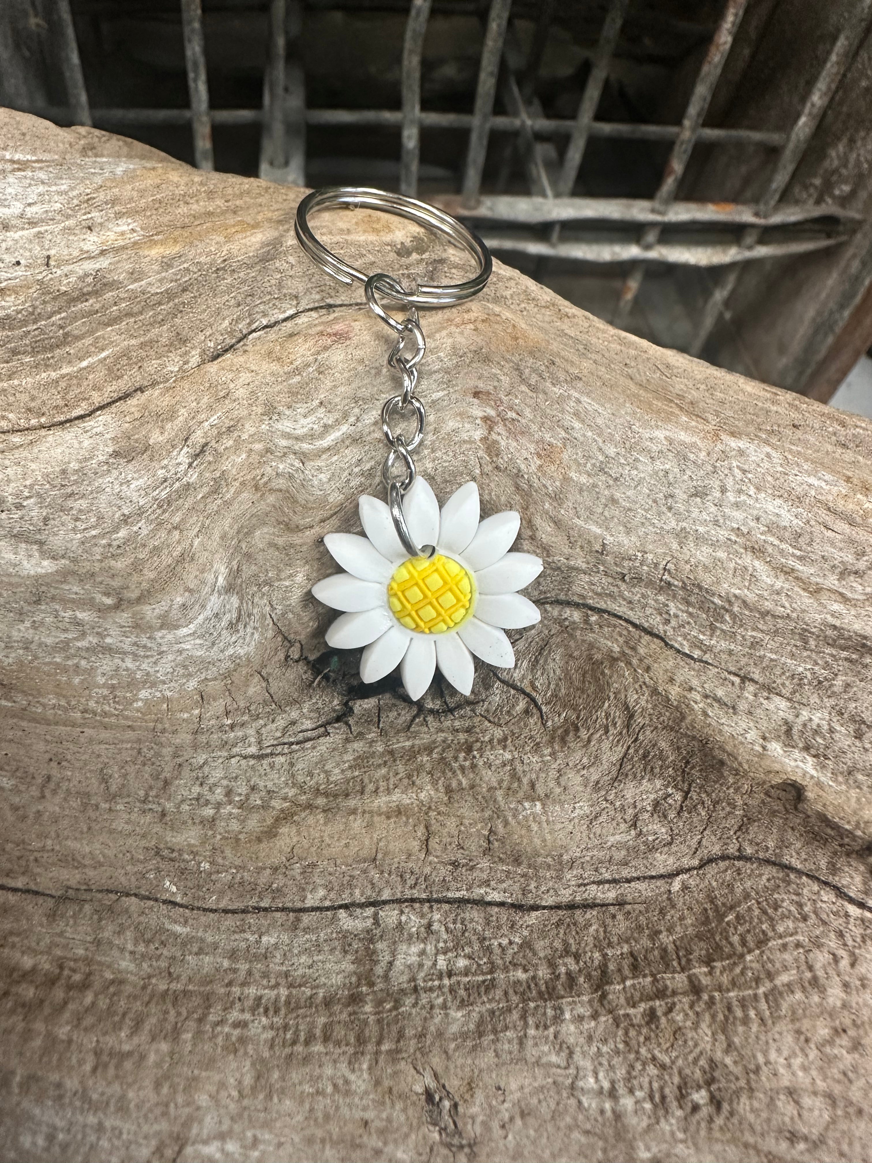 Sunny Flower Keychain - Cute Floral Keyring for Women & Girls - Perfect for Keys, Bags, Backpacks & Gifts