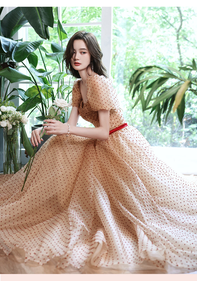 Elegant Sweetheart Neckline Champagne Tulle Prom Dress for Women | Formal Evening Gown for Homecoming, Wedding, and Special Occasions