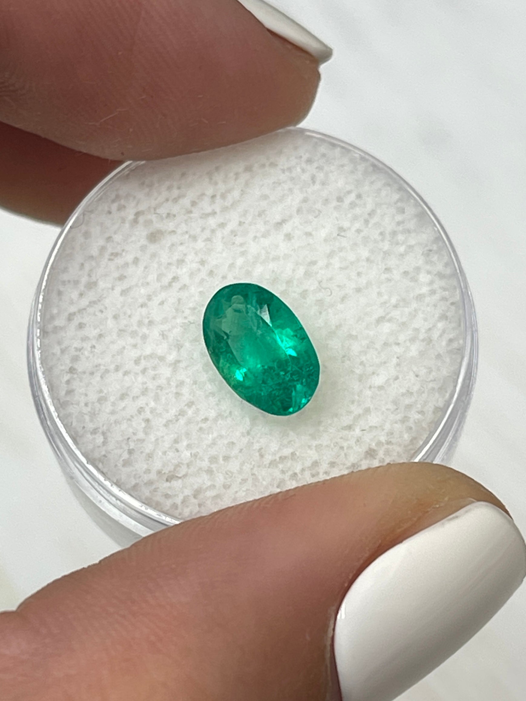 1.35 Carat 9.5x6mm Elongated Oval Cut Natural Colombian Emerald - Grass Green Loose Gemstone for Jewelry Making, Engagement Rings & Collector's Items