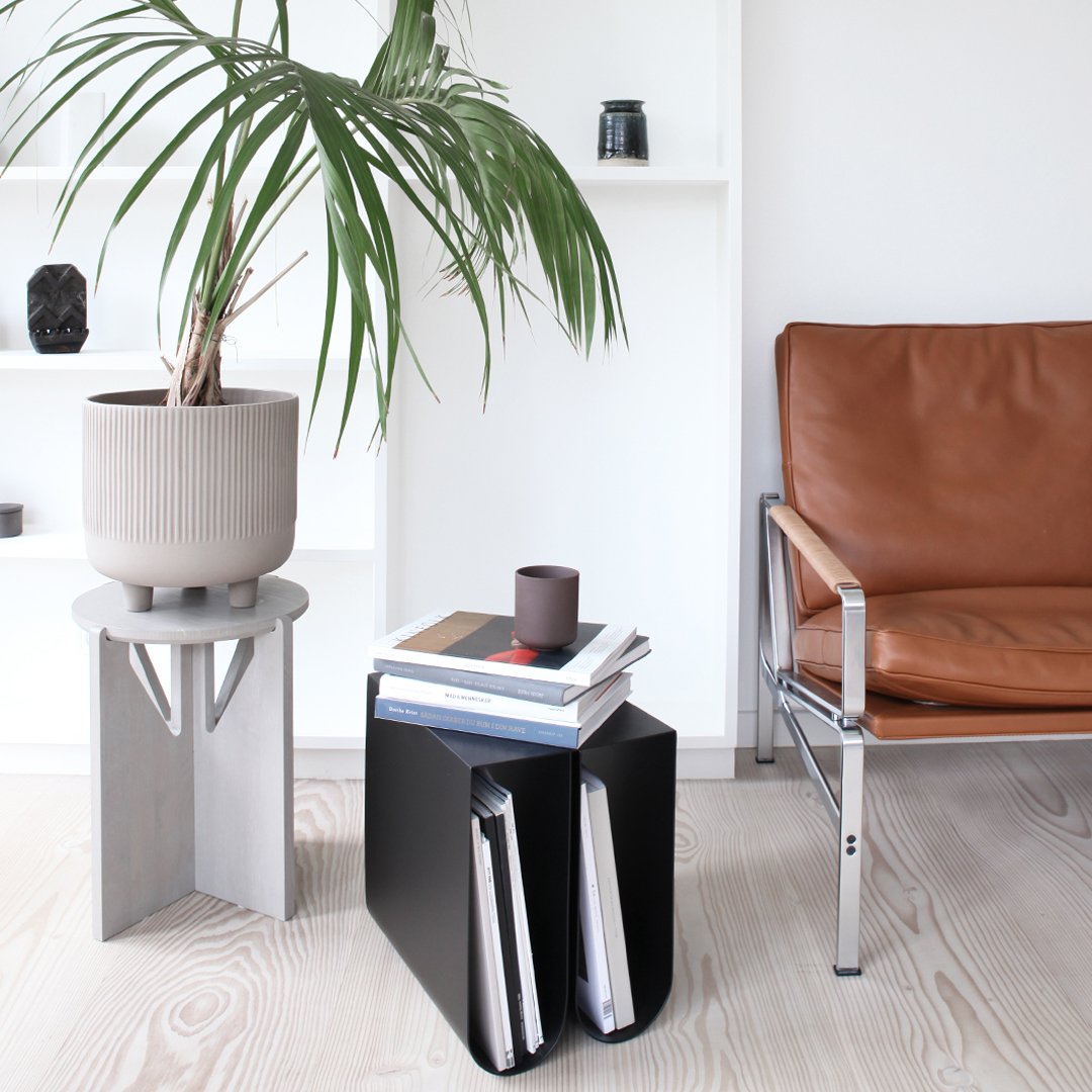 Modern Curved Side Table - Small Accent Table for Living Room, Bedroom, or Office - Perfect for Holding Lamps, Books, and Decor